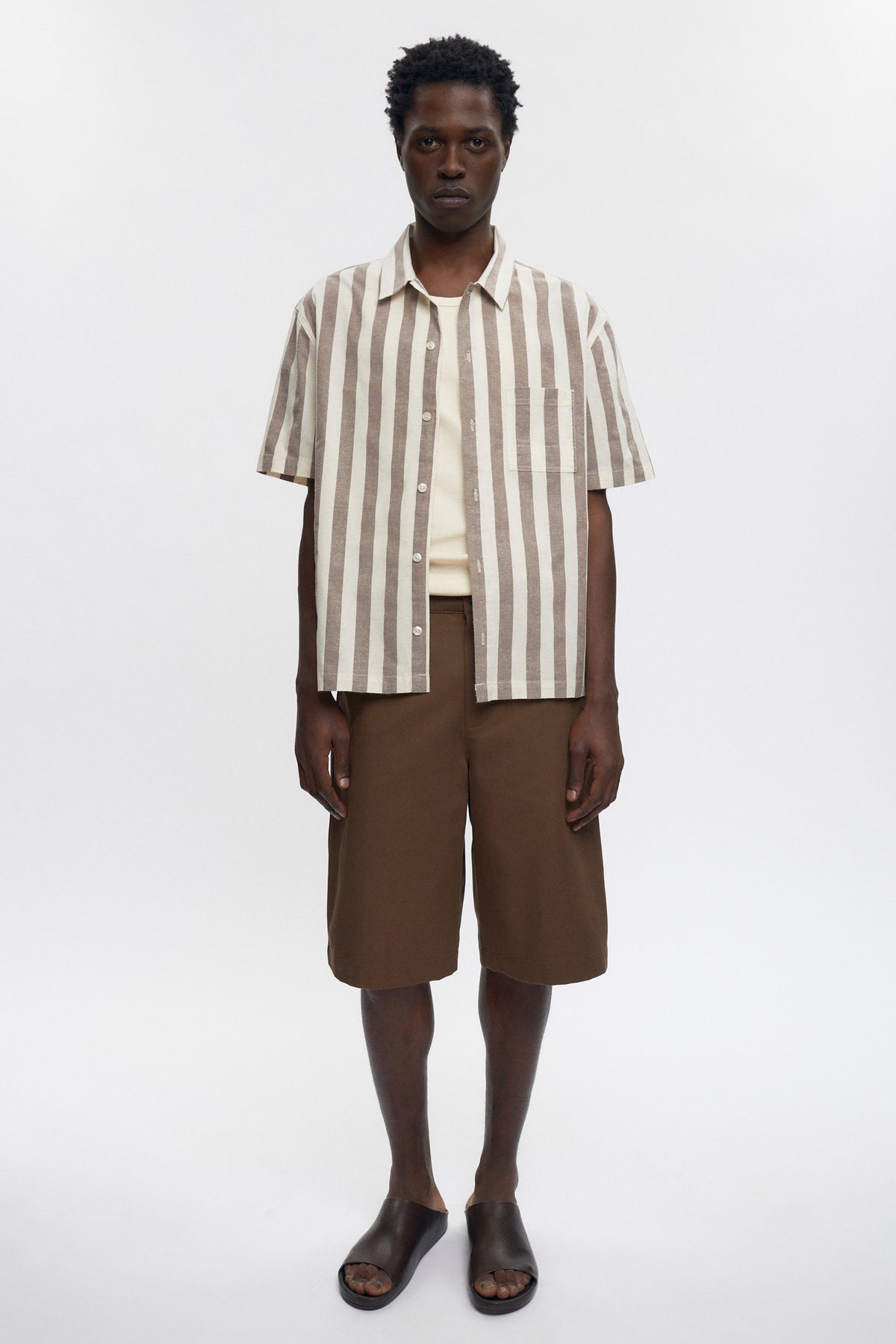 Jonathan is 6’2, a regular 32 and is wearing a 32.