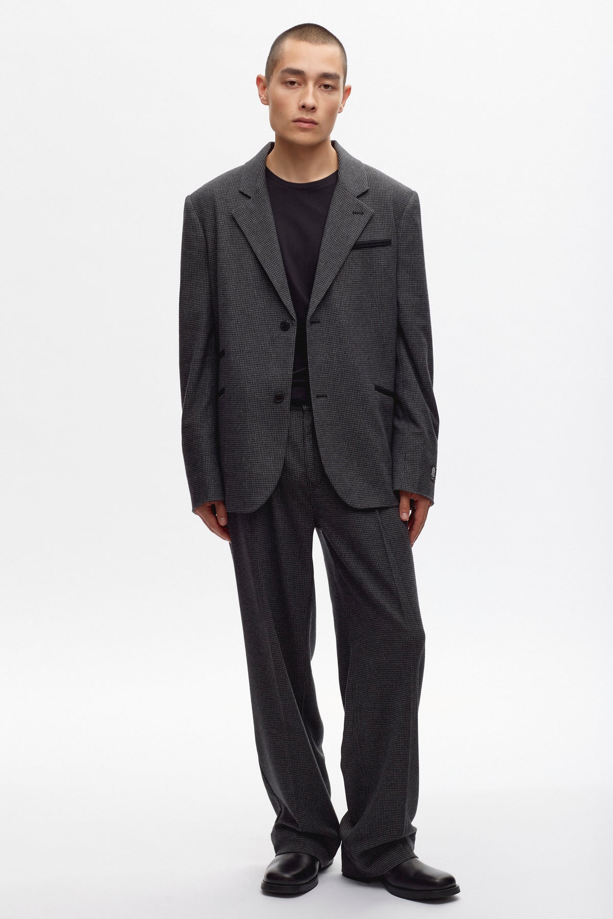 Raphael is 6'0, is a regular M and is wearing a M.