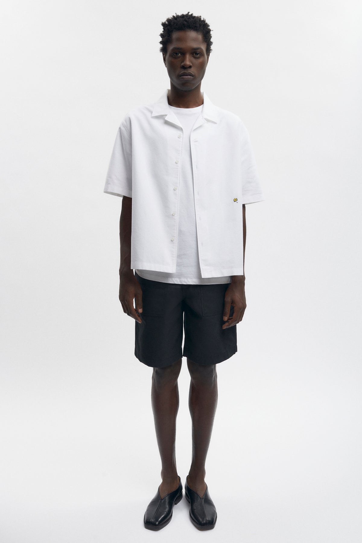 Jonathan is 6’2, a regular 32 and is wearing a 32.