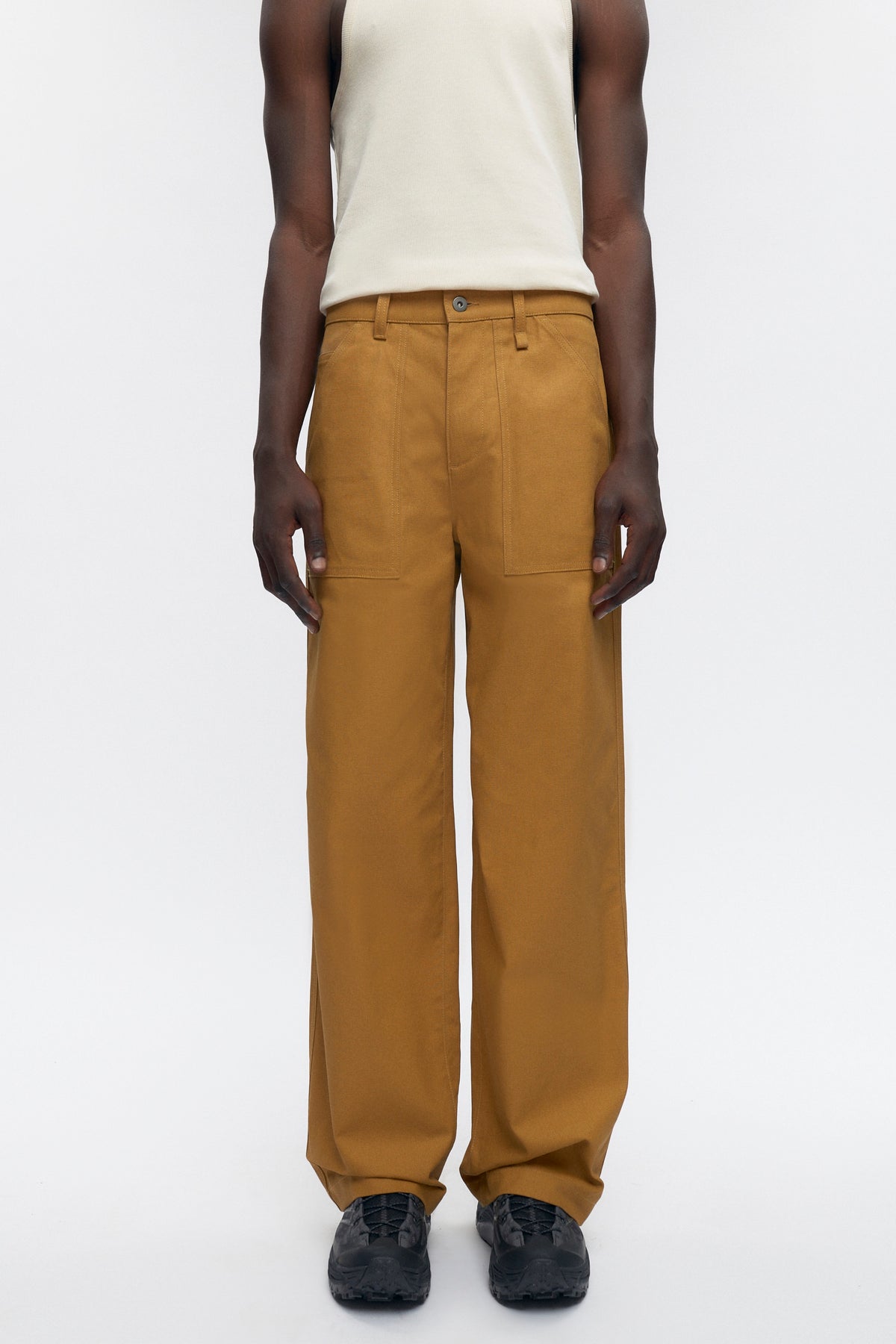 Jonathan is 6’2, a regular 32 and is wearing a 32.