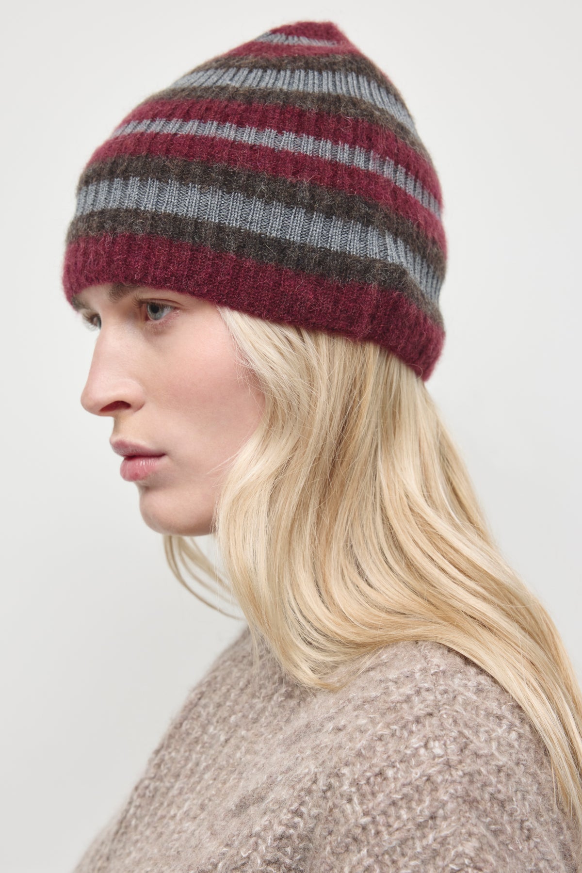 Sukun Fuzzy Beanie in Tawny Port/Charcoal/Graphite