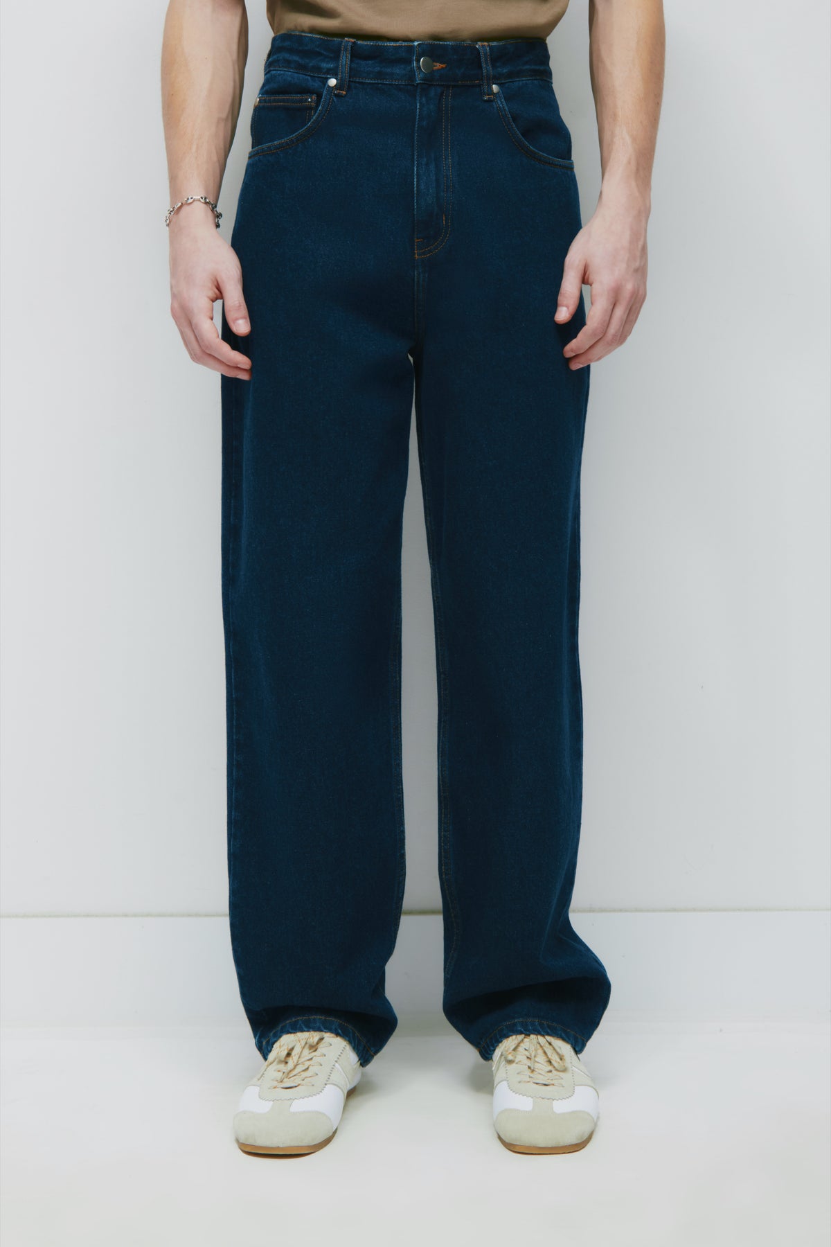 Antifit Denim in Dark Wash