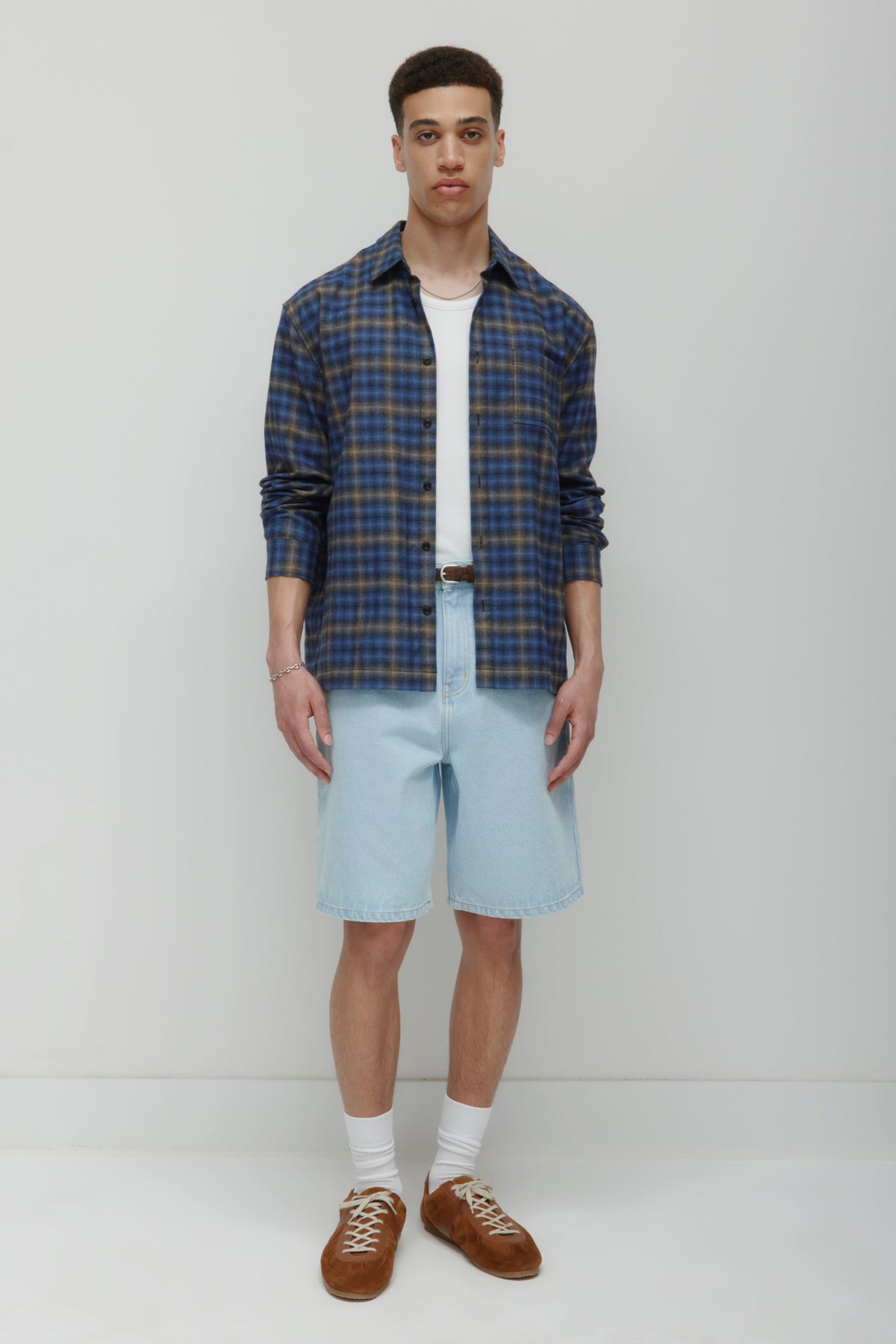 Model is 6'0.5' and is wearing a size 32.