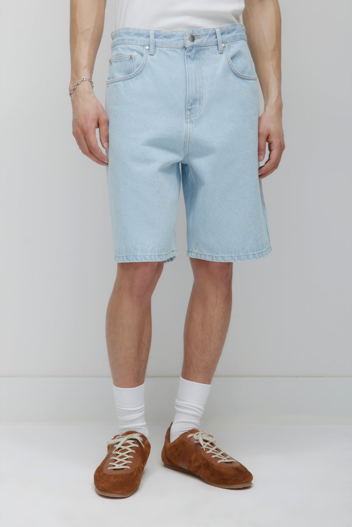 Antifit Denim Shorts in Light Wash