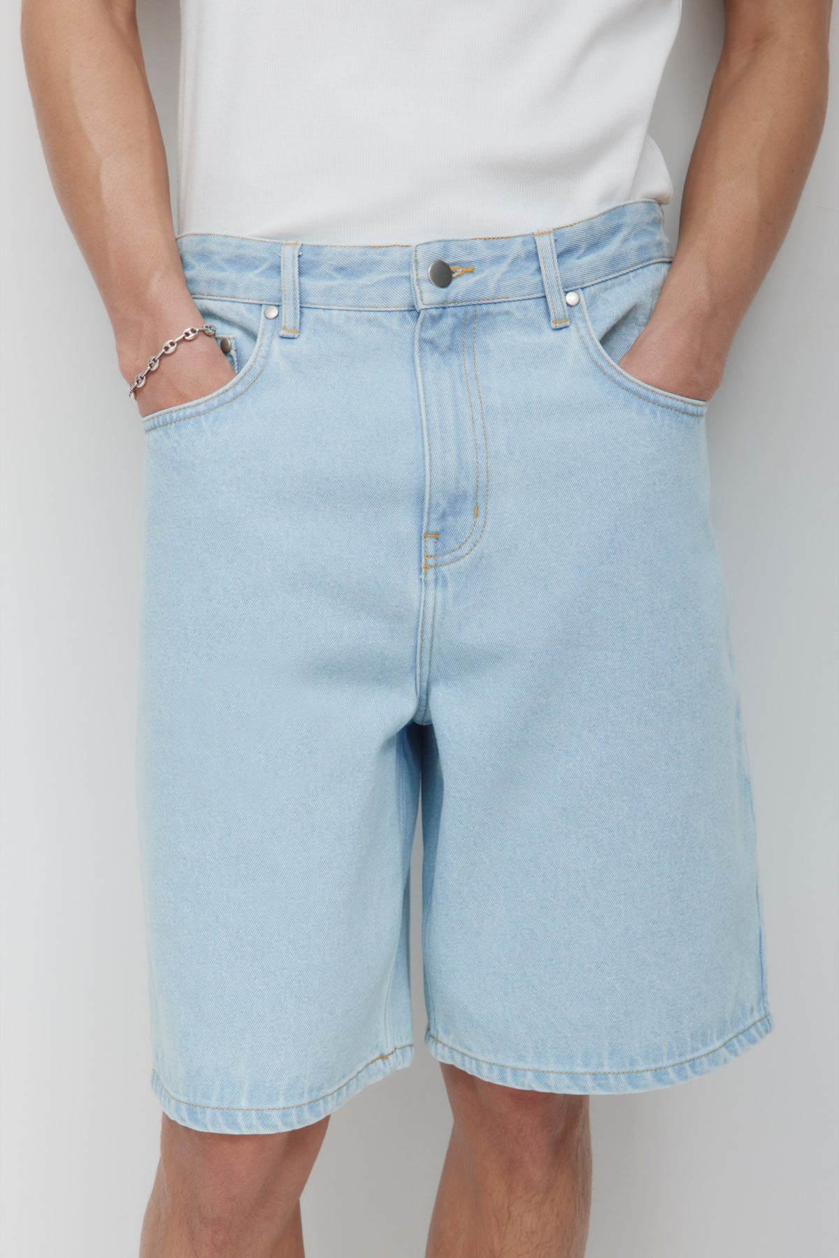 Antifit Denim Shorts in Light Wash