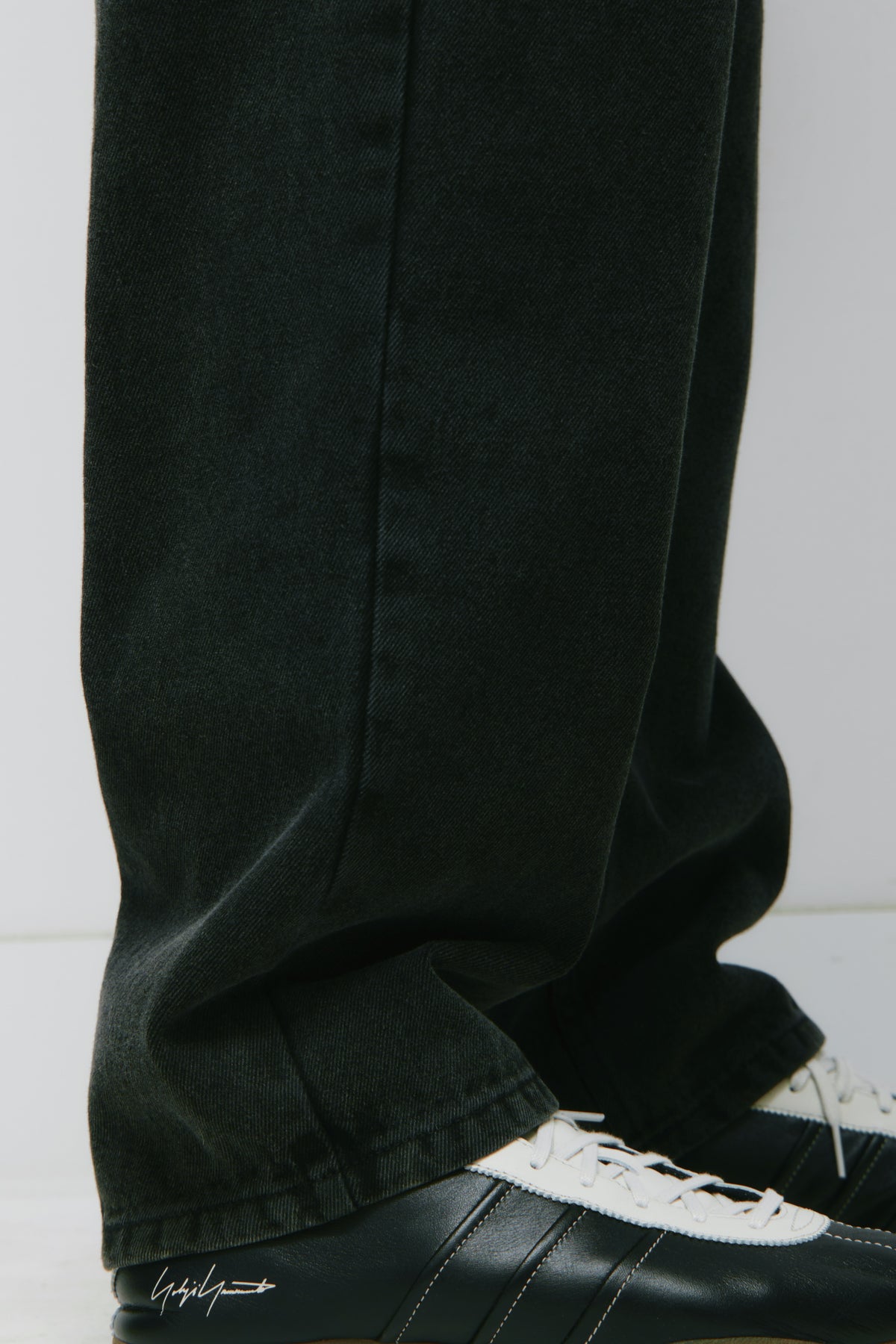 Antifit Denim in Washed Black