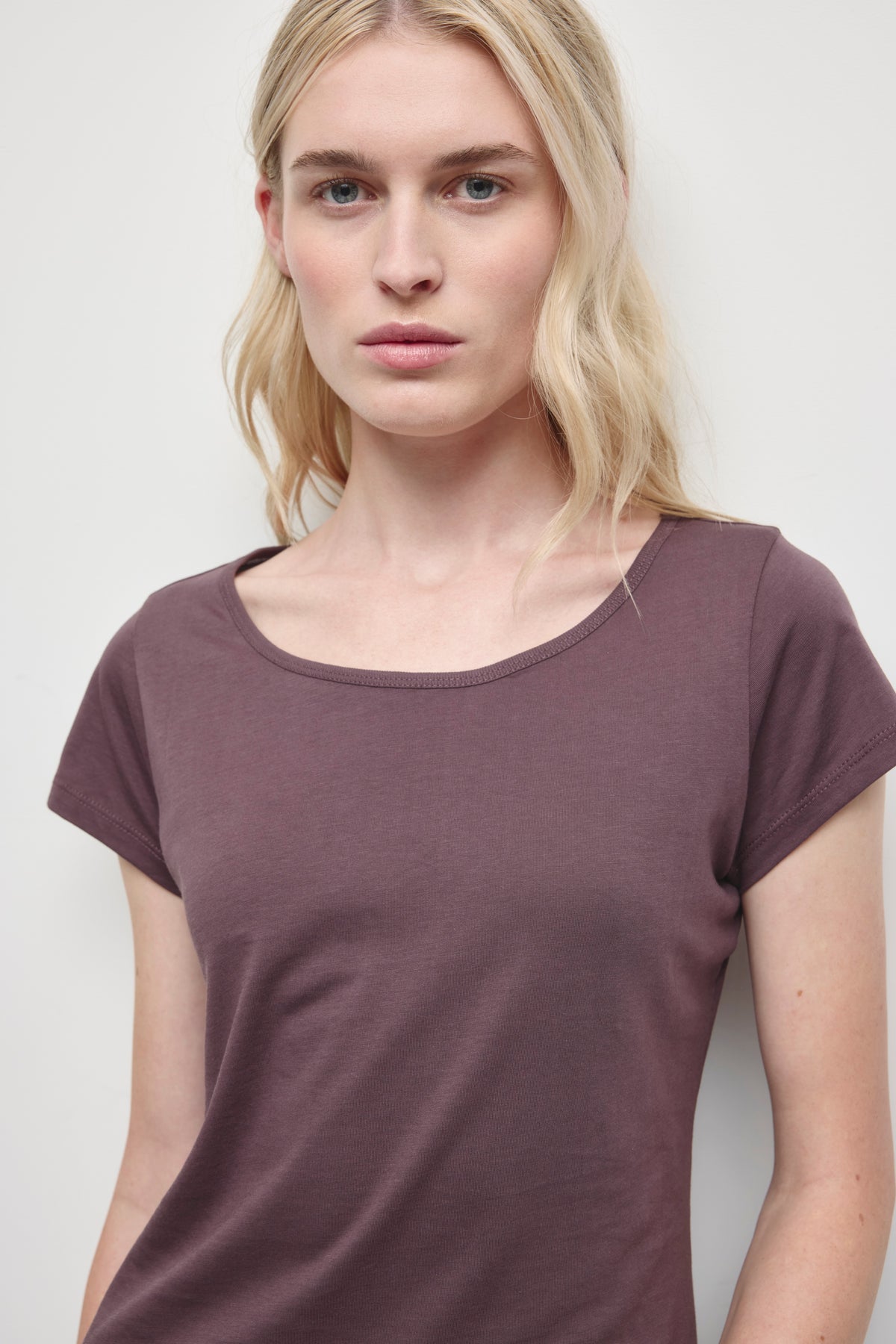 T-shirt col rond essentiel pour femme en raisin sec