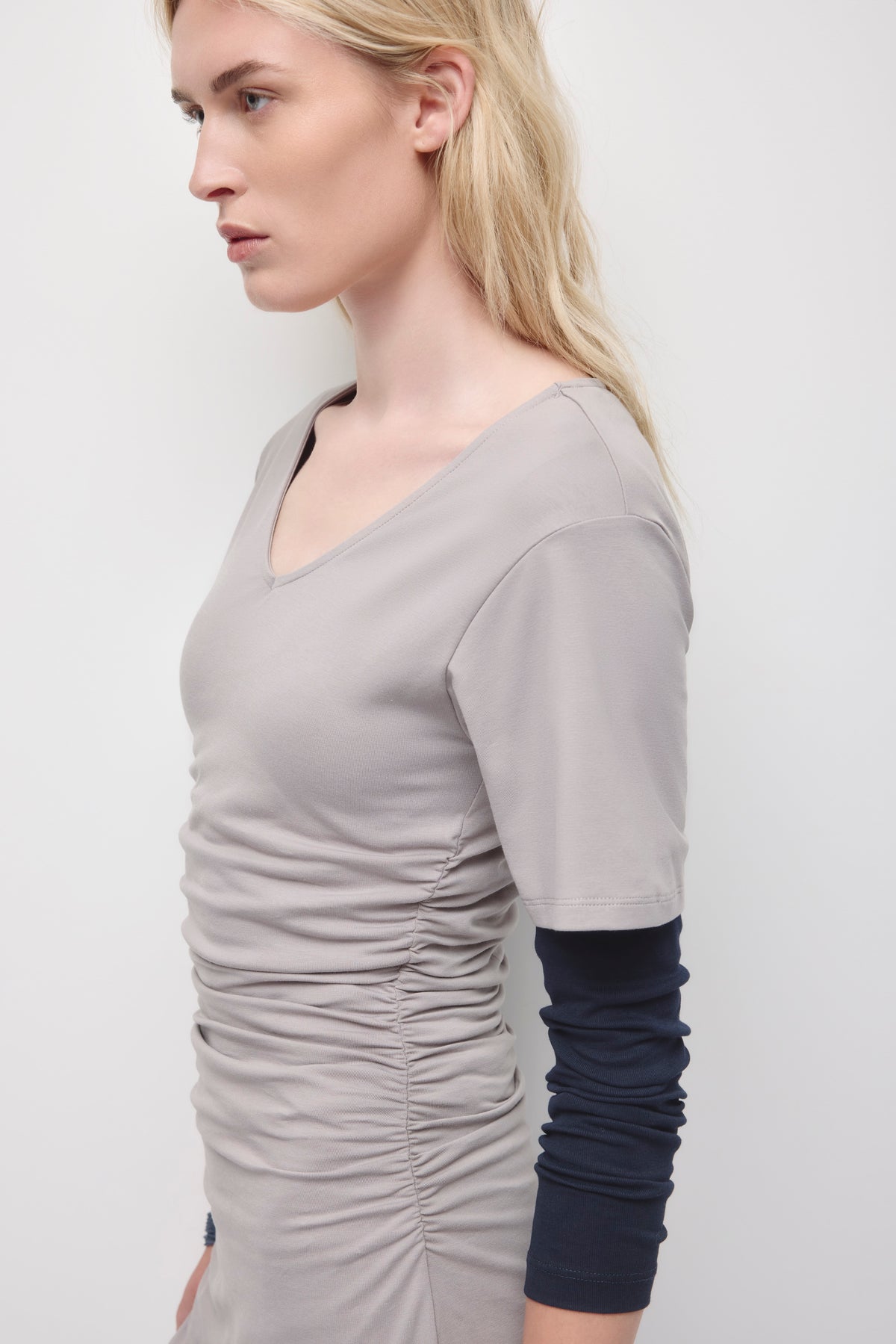 Robe col V Ghina pour femme en gypsum