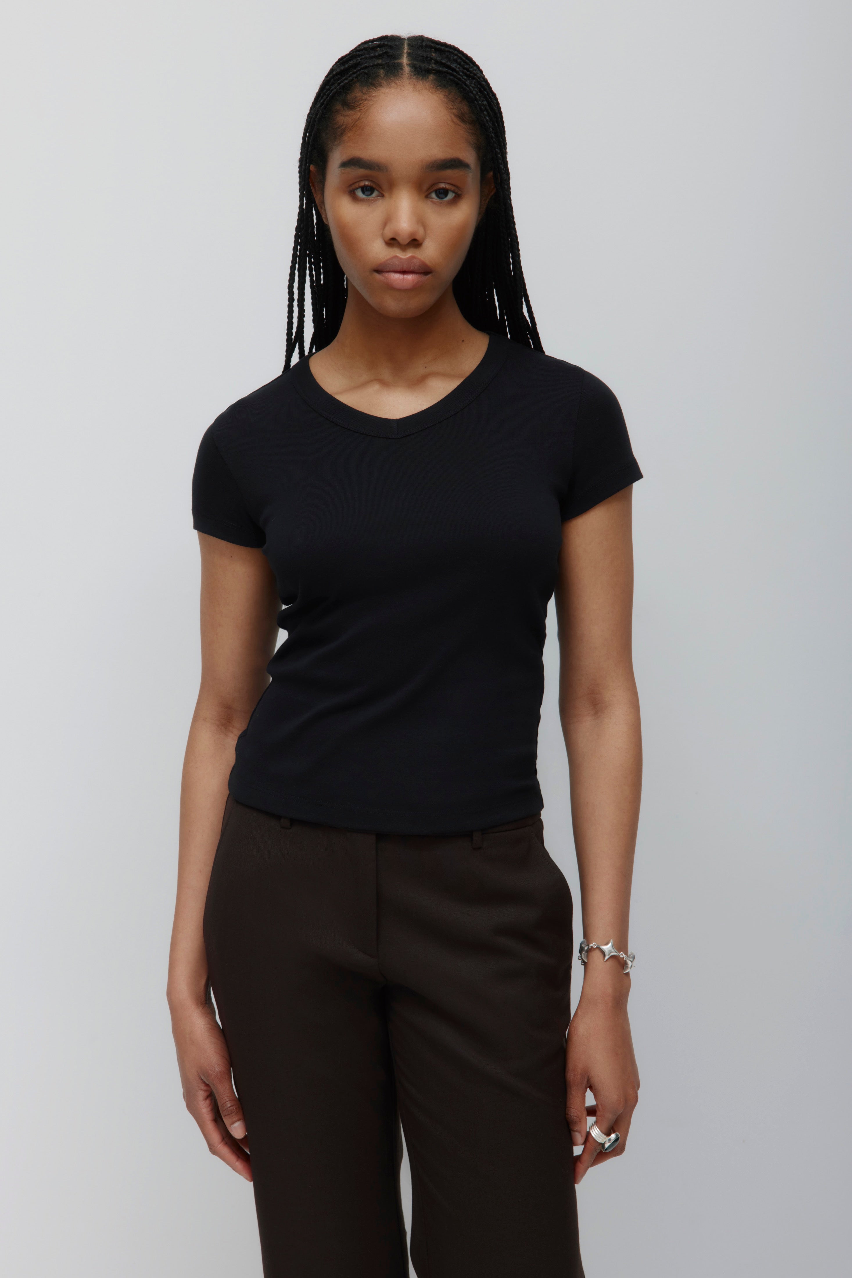 T-shirt à col en V haut pour femmes en noir