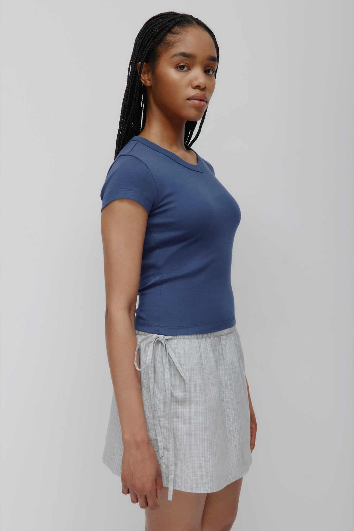T-shirt à col en V haut pour femmes en indigo foncé