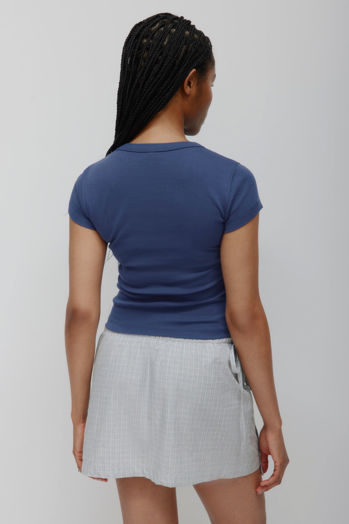T-shirt à col en V haut pour femmes en indigo foncé
