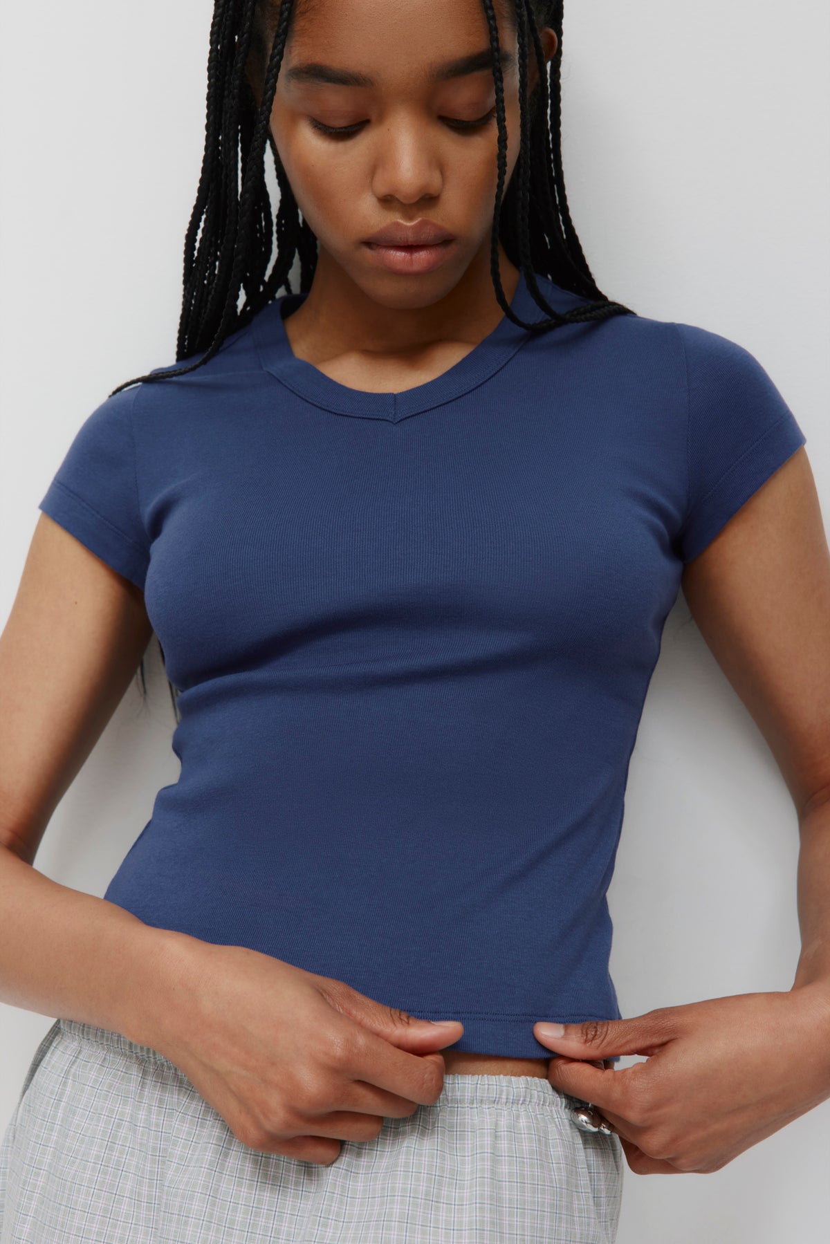 T-shirt à col en V haut pour femmes en indigo foncé