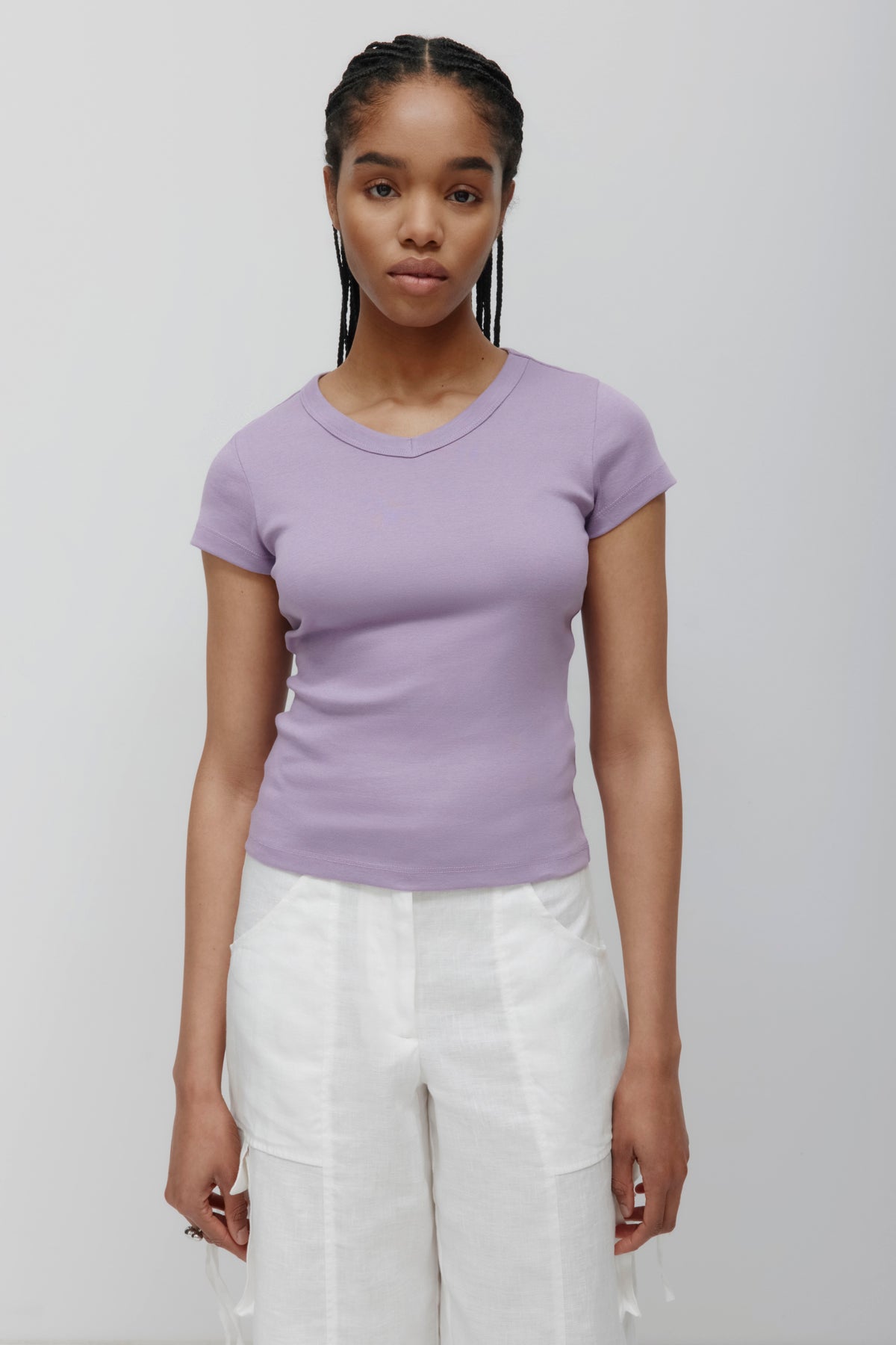 T-shirt à col en V haut pour femmes en mauve