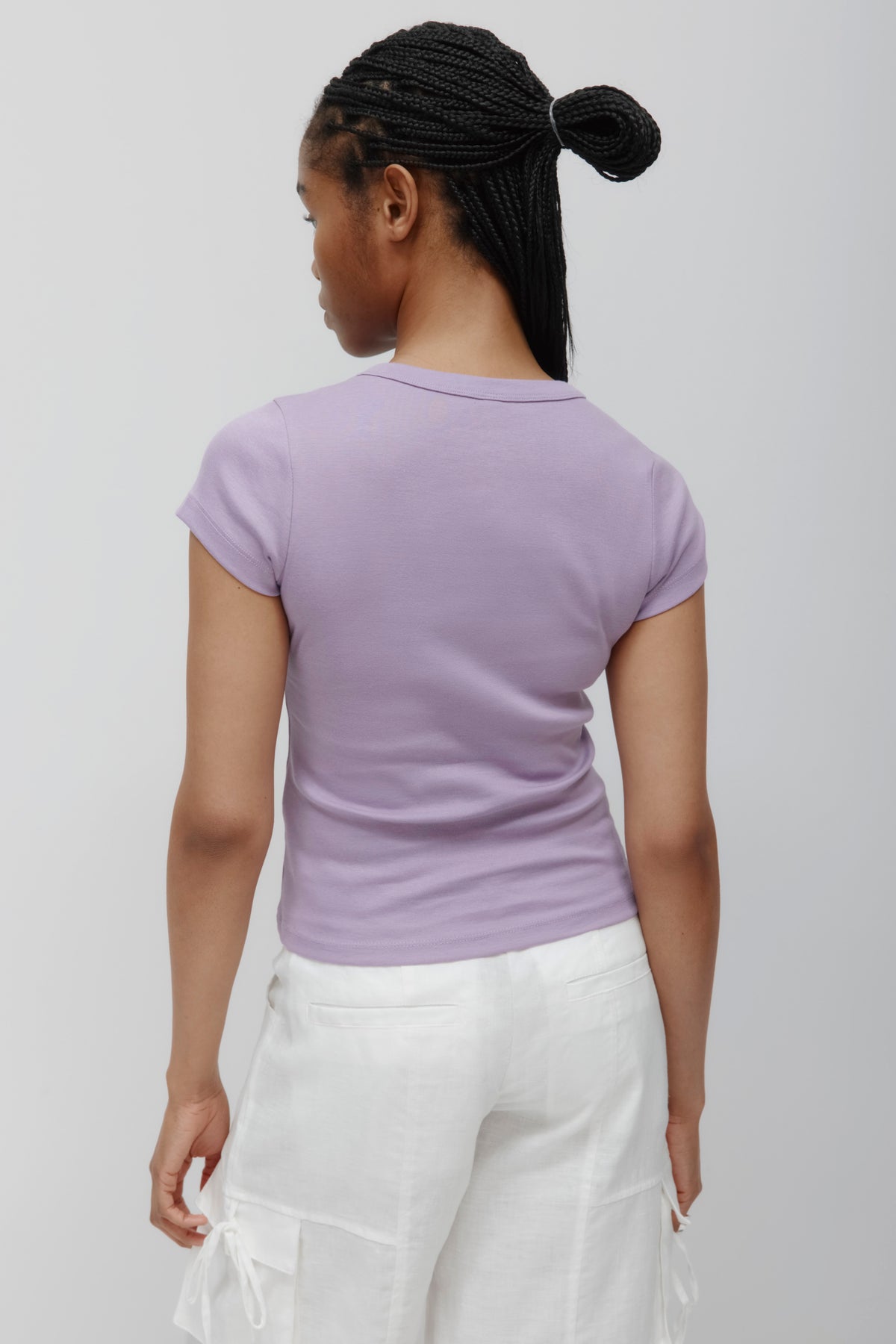 T-shirt à col en V haut pour femmes en mauve