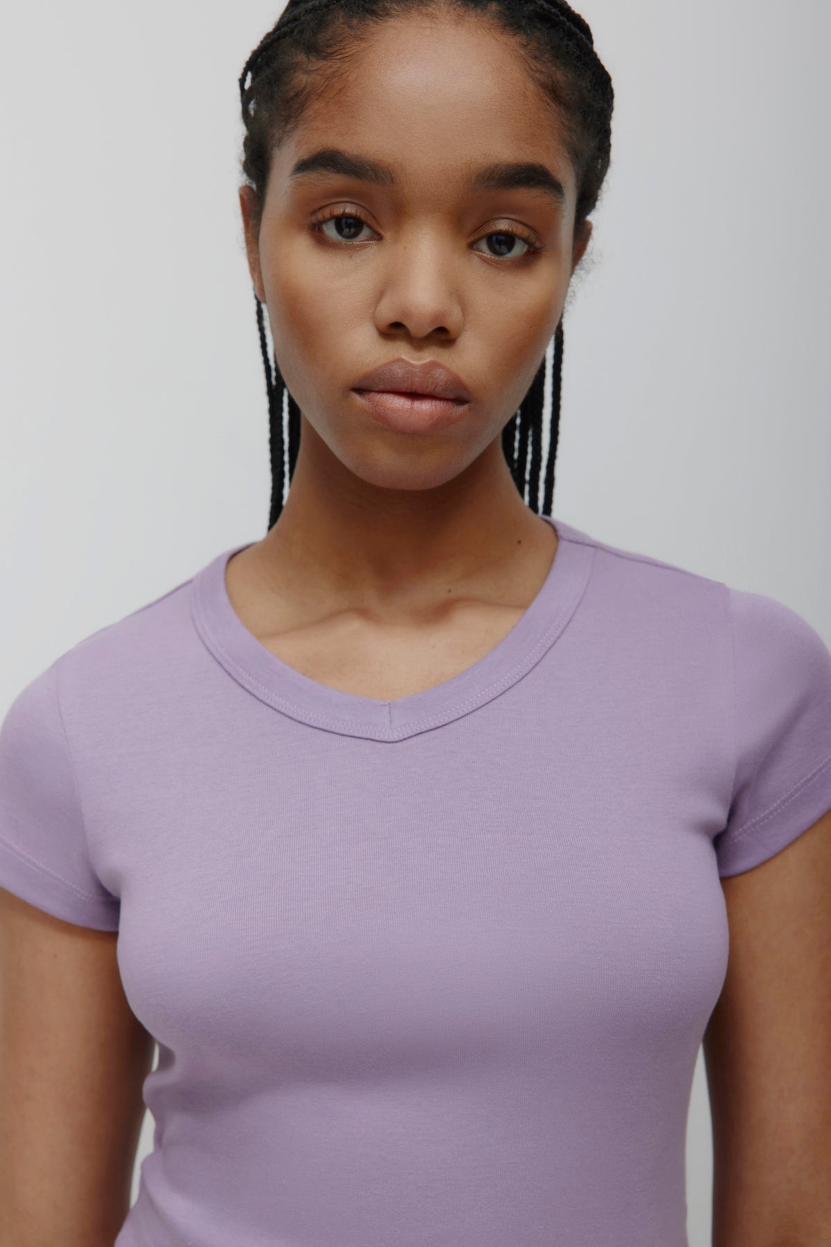 T-shirt à col en V haut pour femmes en mauve