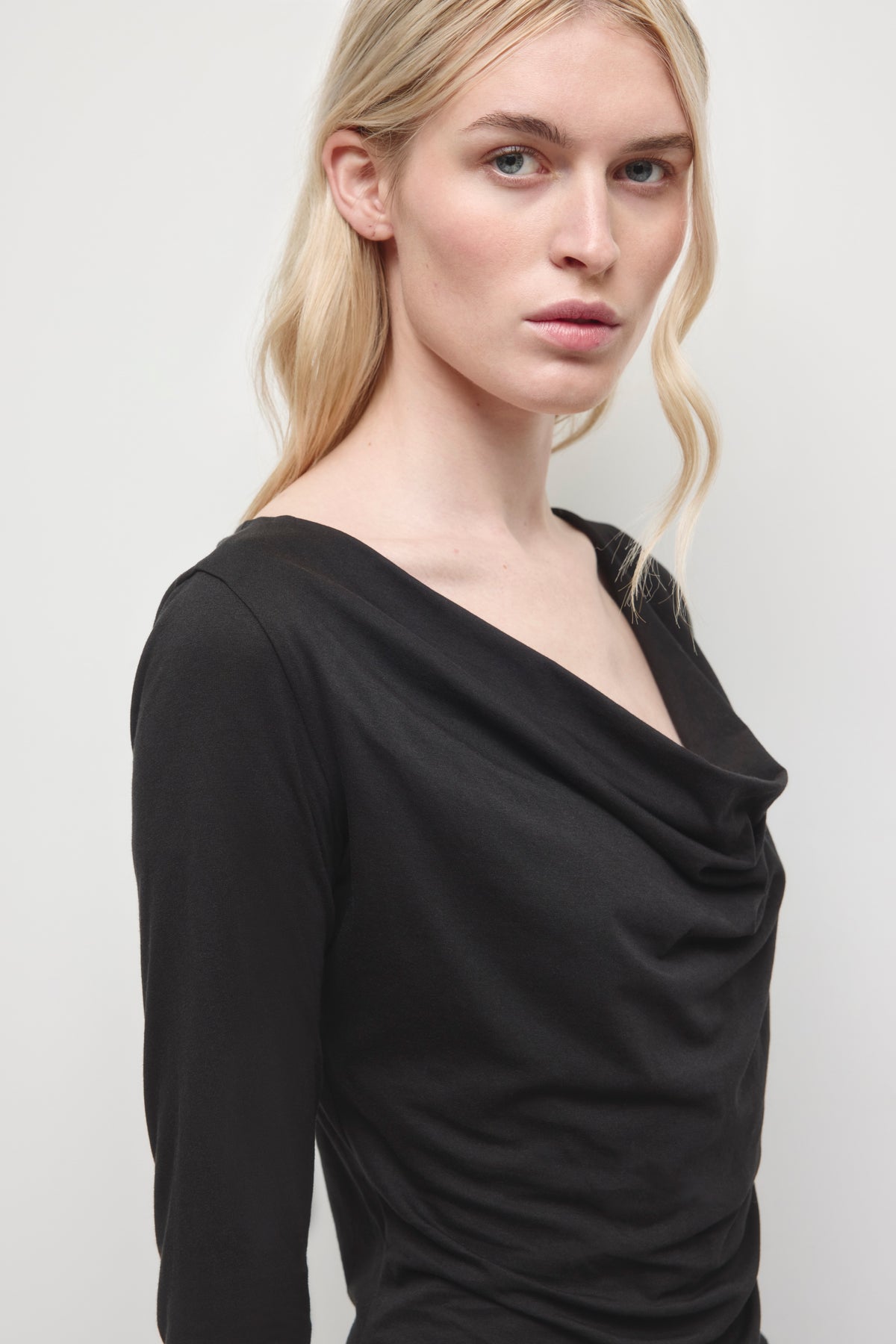 Women's Lina Cowl Neck Longsleeve in Black