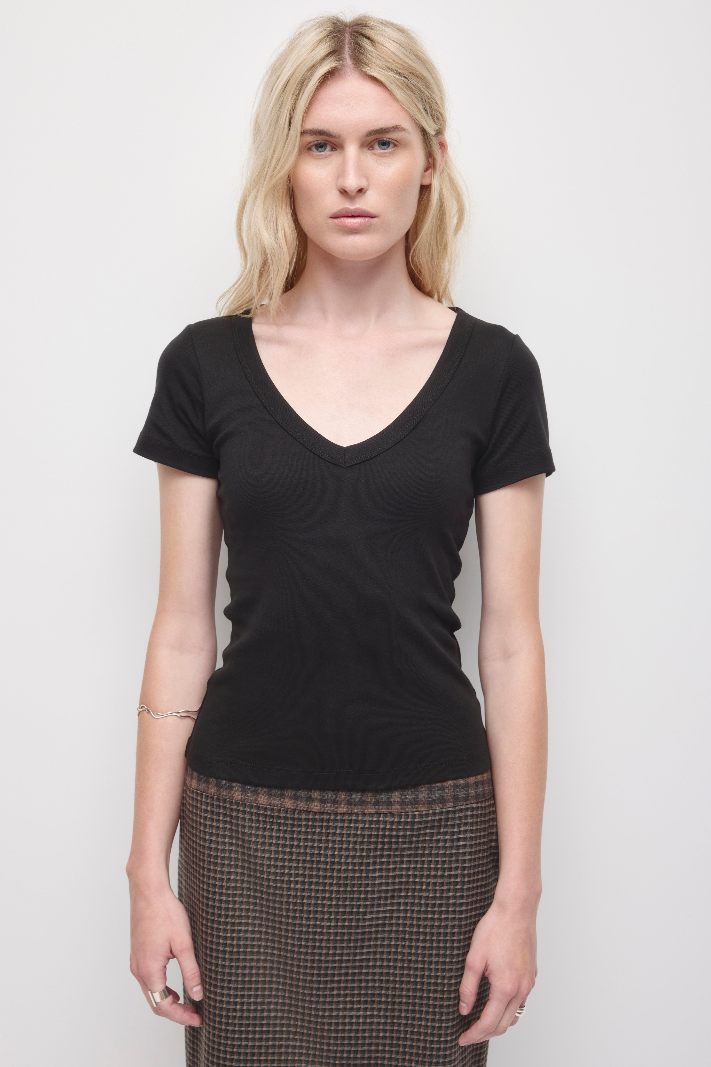 T-shirt col V profond pour femme en noir