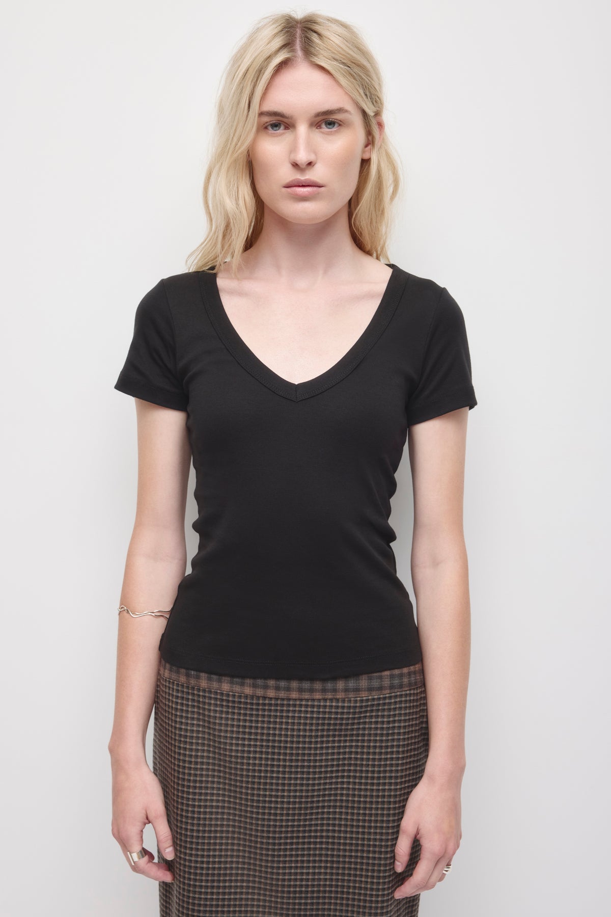 T-shirt col V profond pour femme en noir