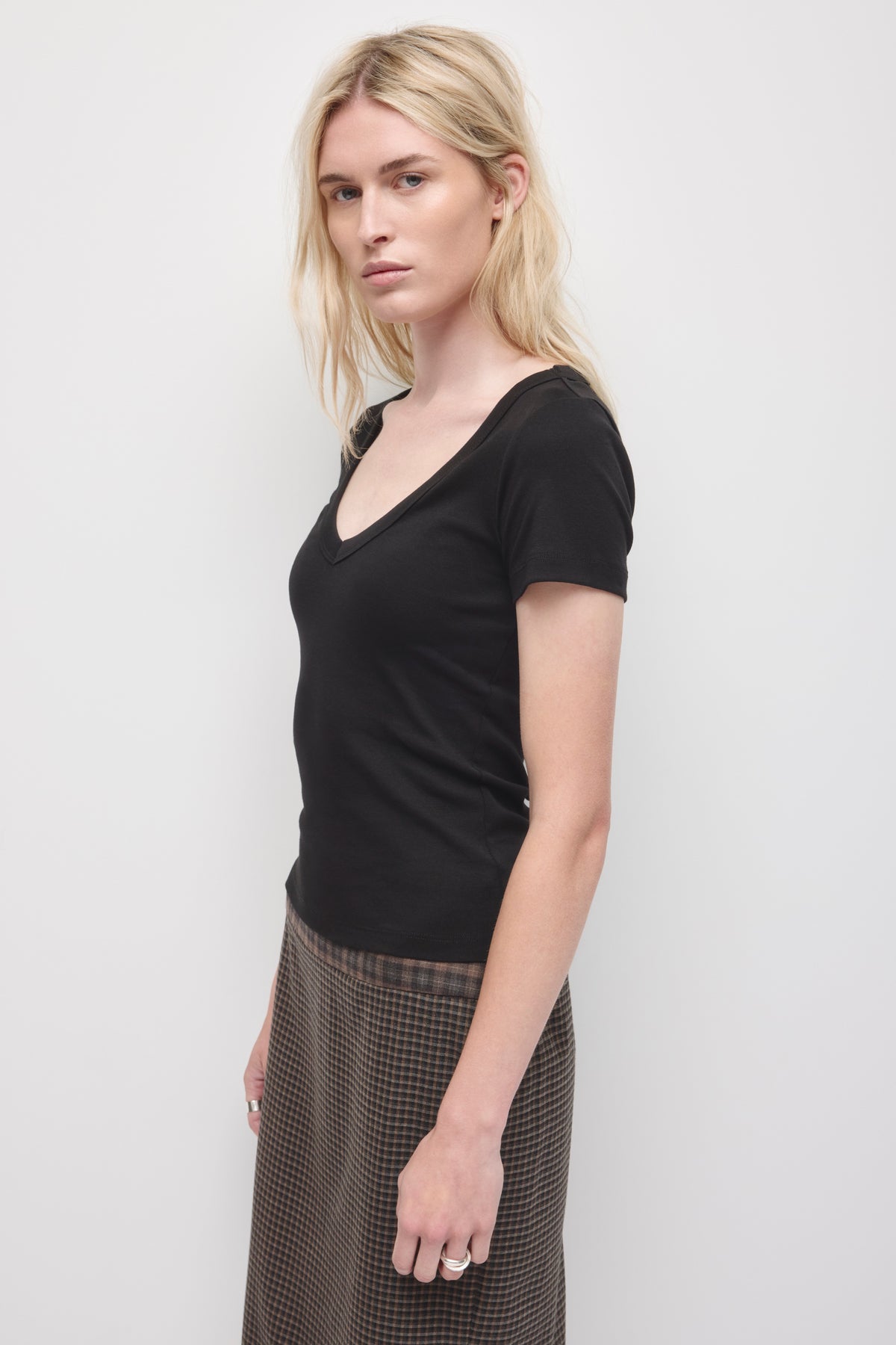 T-shirt col V profond pour femme en noir
