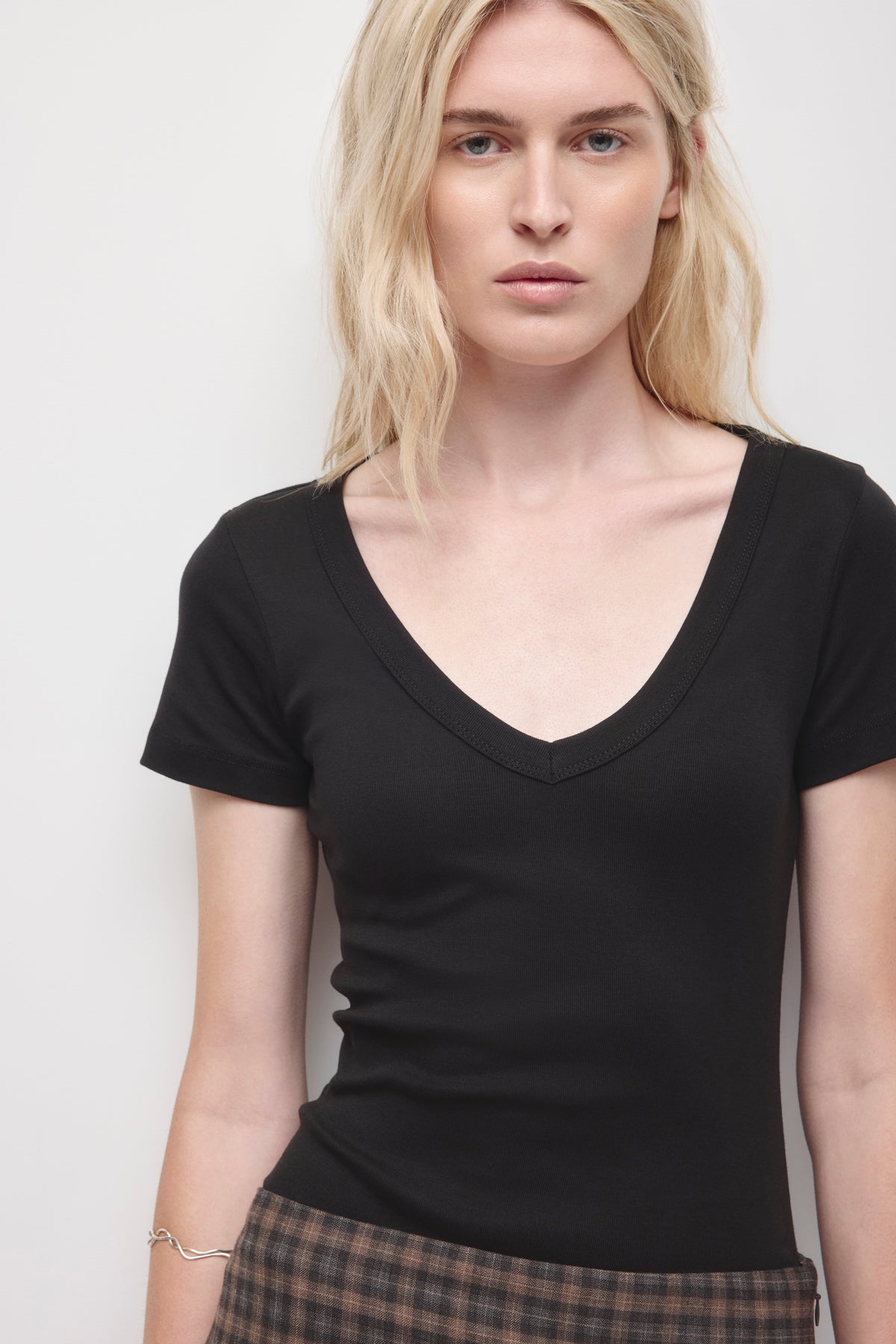 T-shirt col V profond pour femme en noir