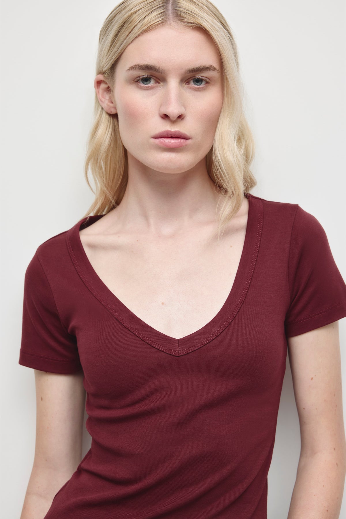 Women's Low V-neck Tee in Tawny Port