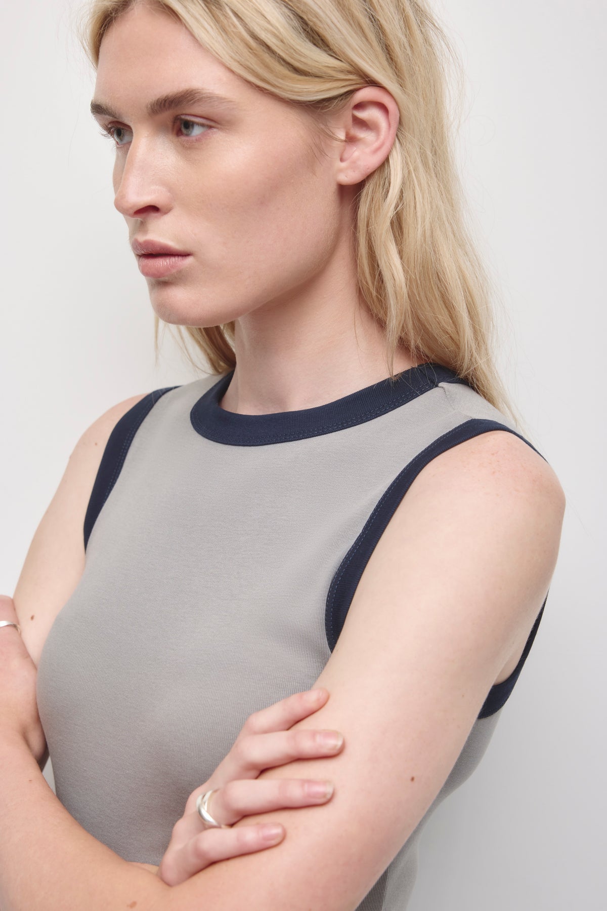 Women's Muscle Tank in Gypsum/Deep Ocean