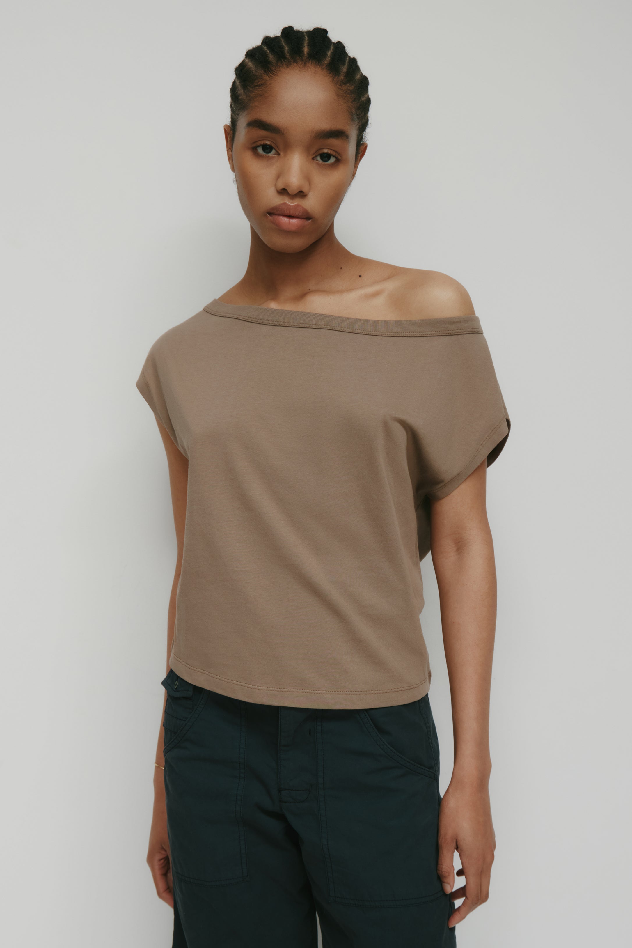 T-shirt à épaules dénudées pour femme en taupe