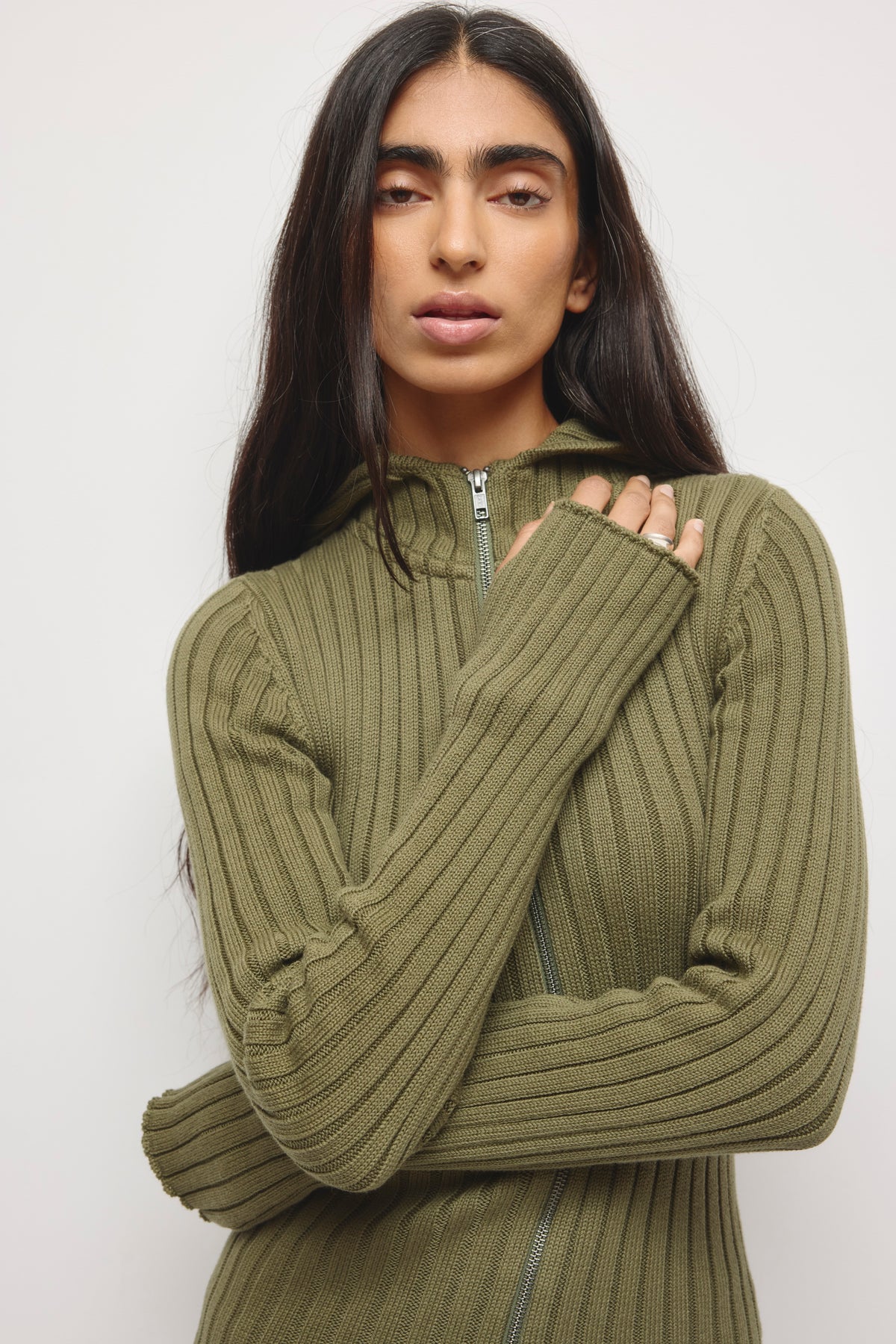 Pull à Capuche Zippé Côtelé Allongé Femme en olive Poussiéreux