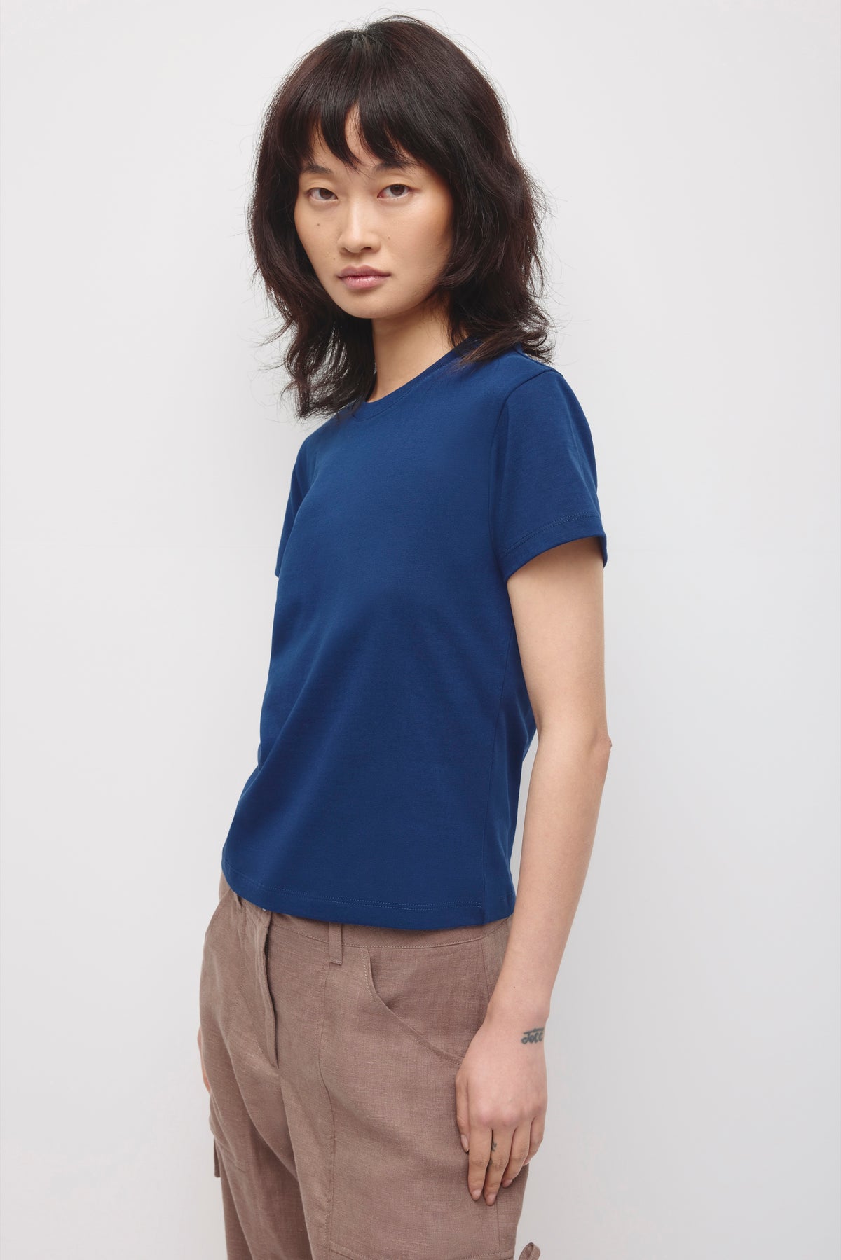 T-shirt rétréci pour femmes en bleu Pacifique