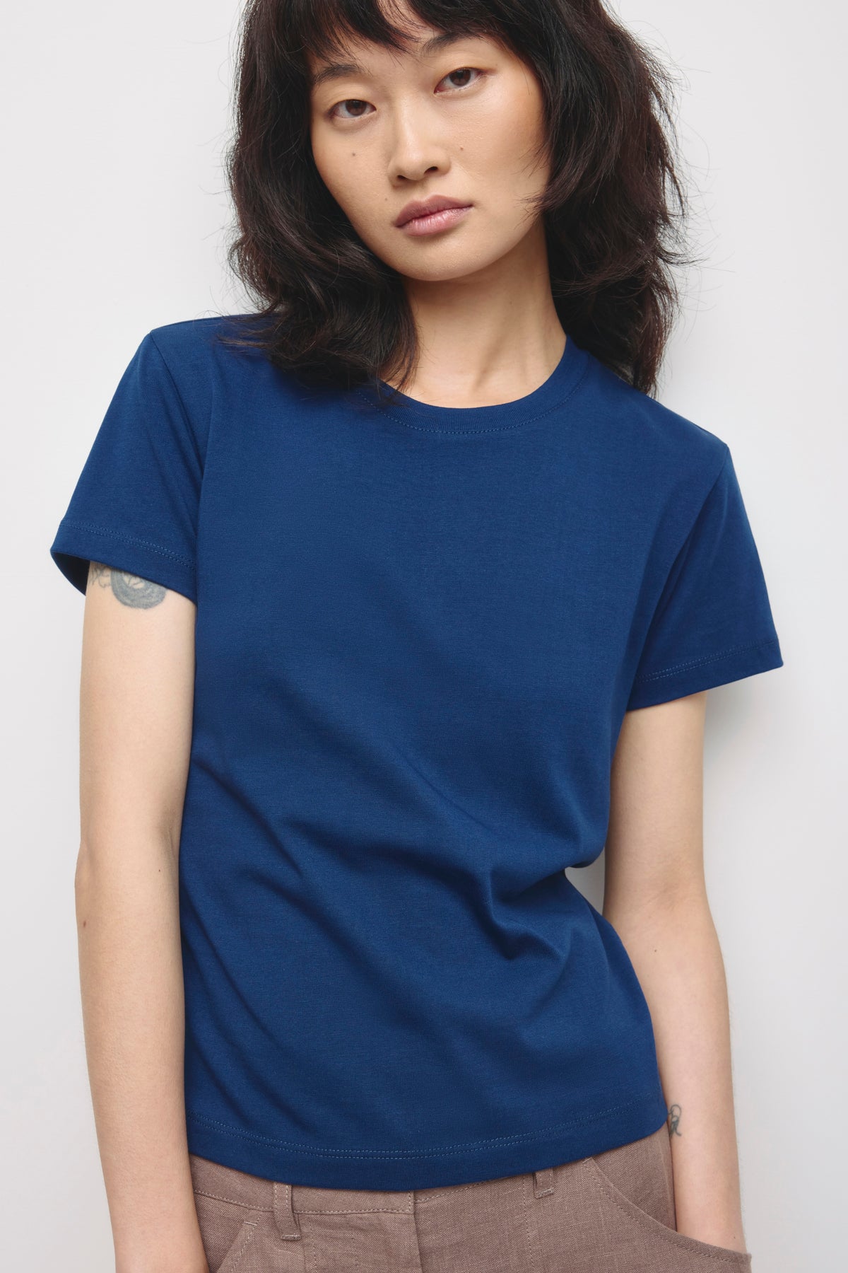 T-shirt rétréci pour femmes en bleu Pacifique