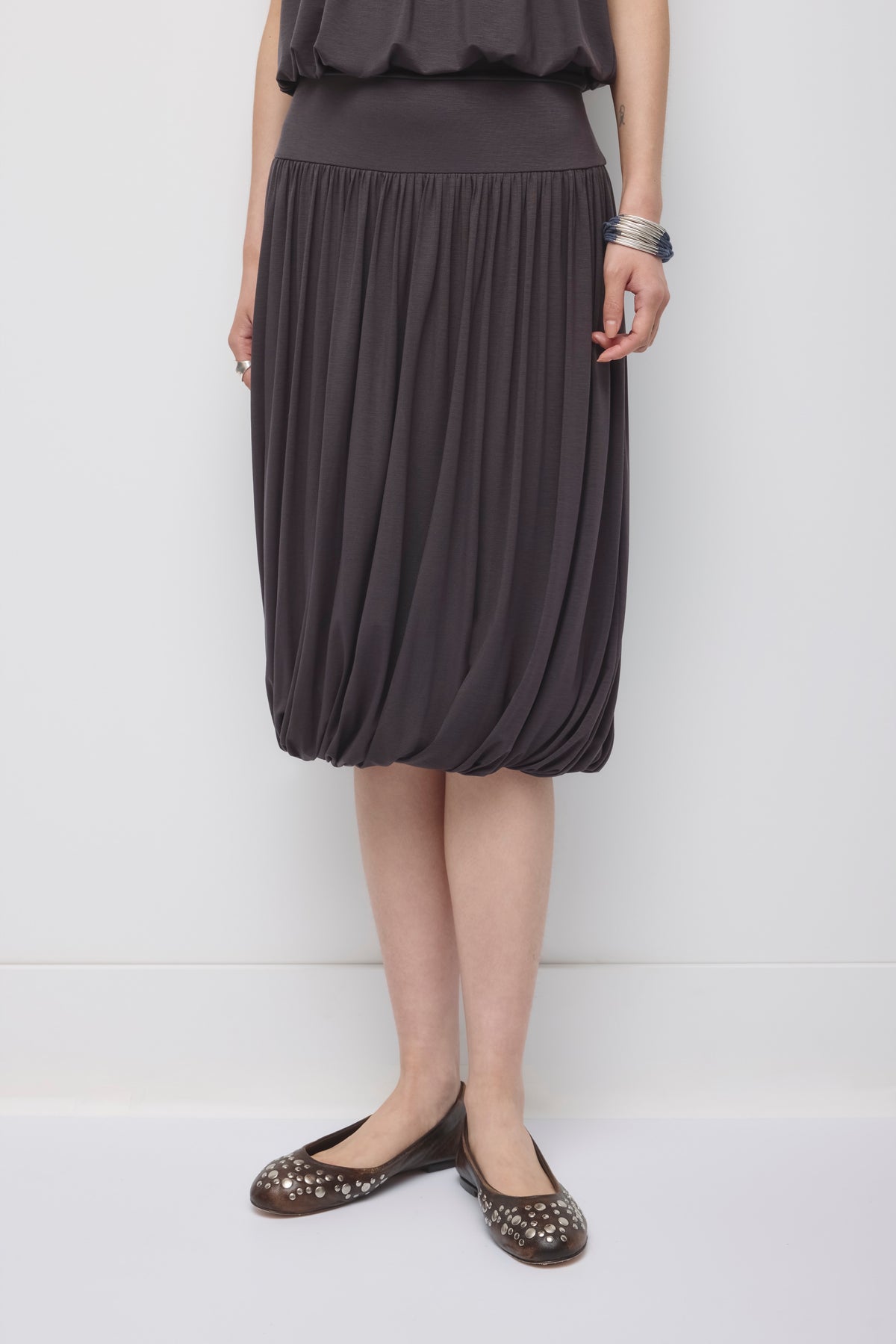 Women's Yazi Balloon Skirt in Charcoal
