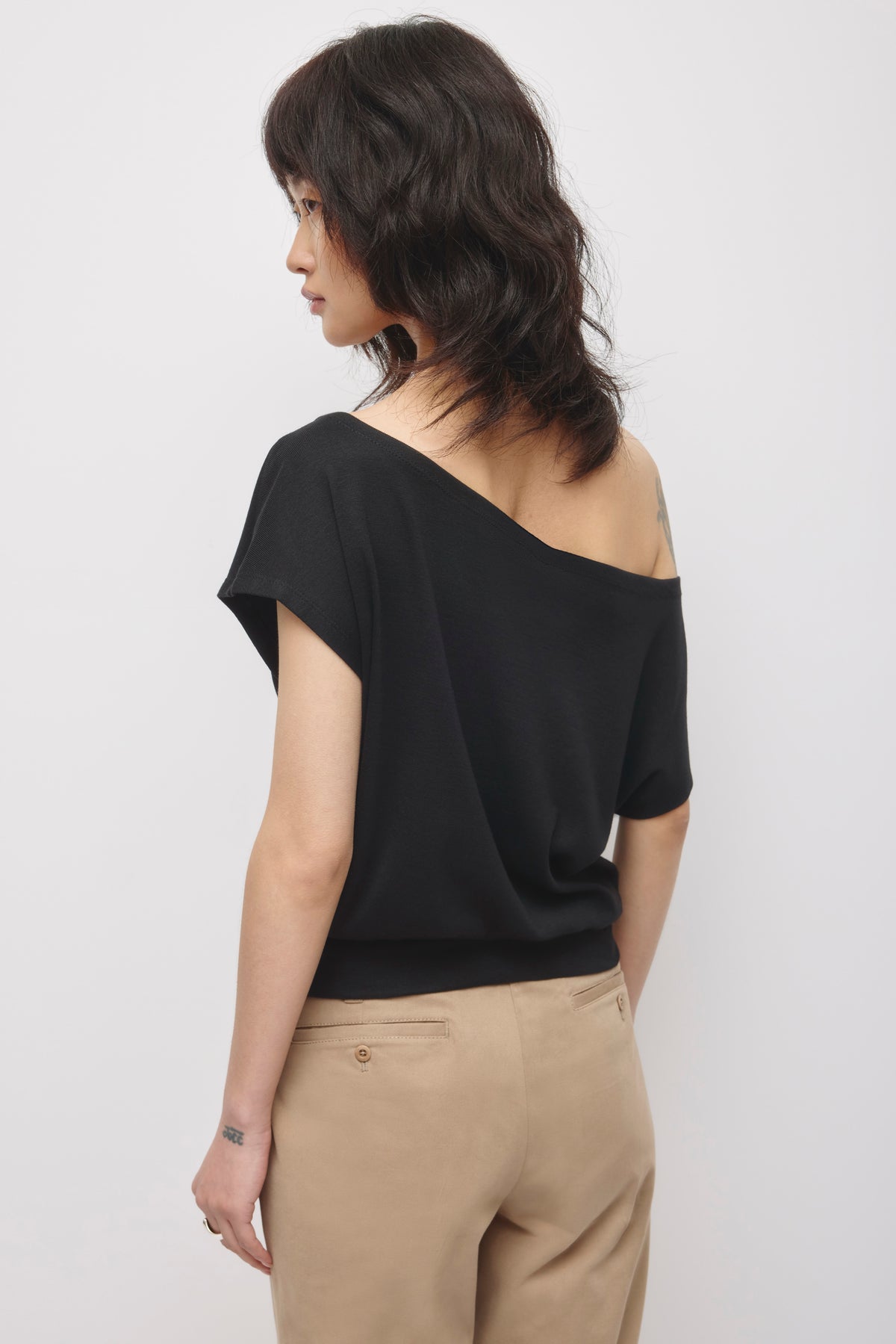 Women's Zahra Off Shoulder Tee in Black