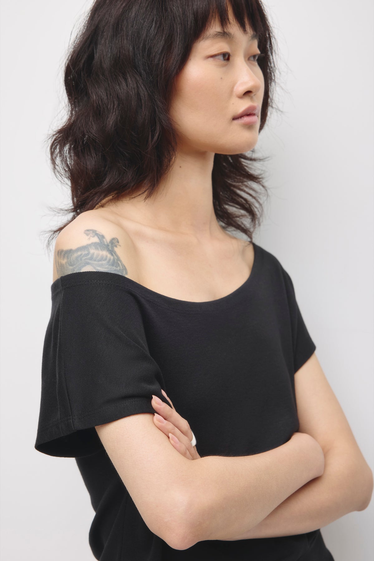 Women's Zahra Off Shoulder Tee in Black