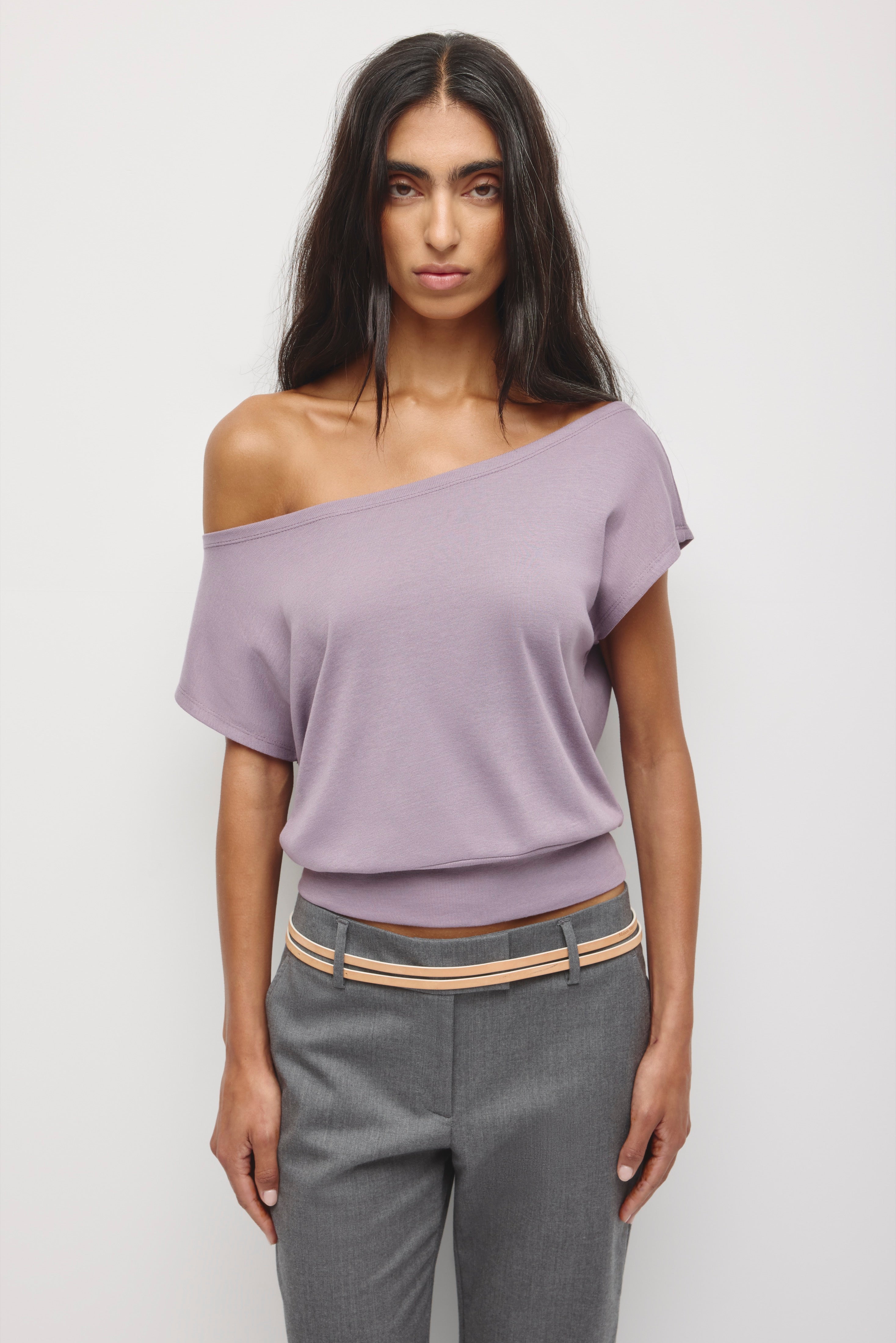 Women's Zahra Off Shoulder Tee in Dusty Grape