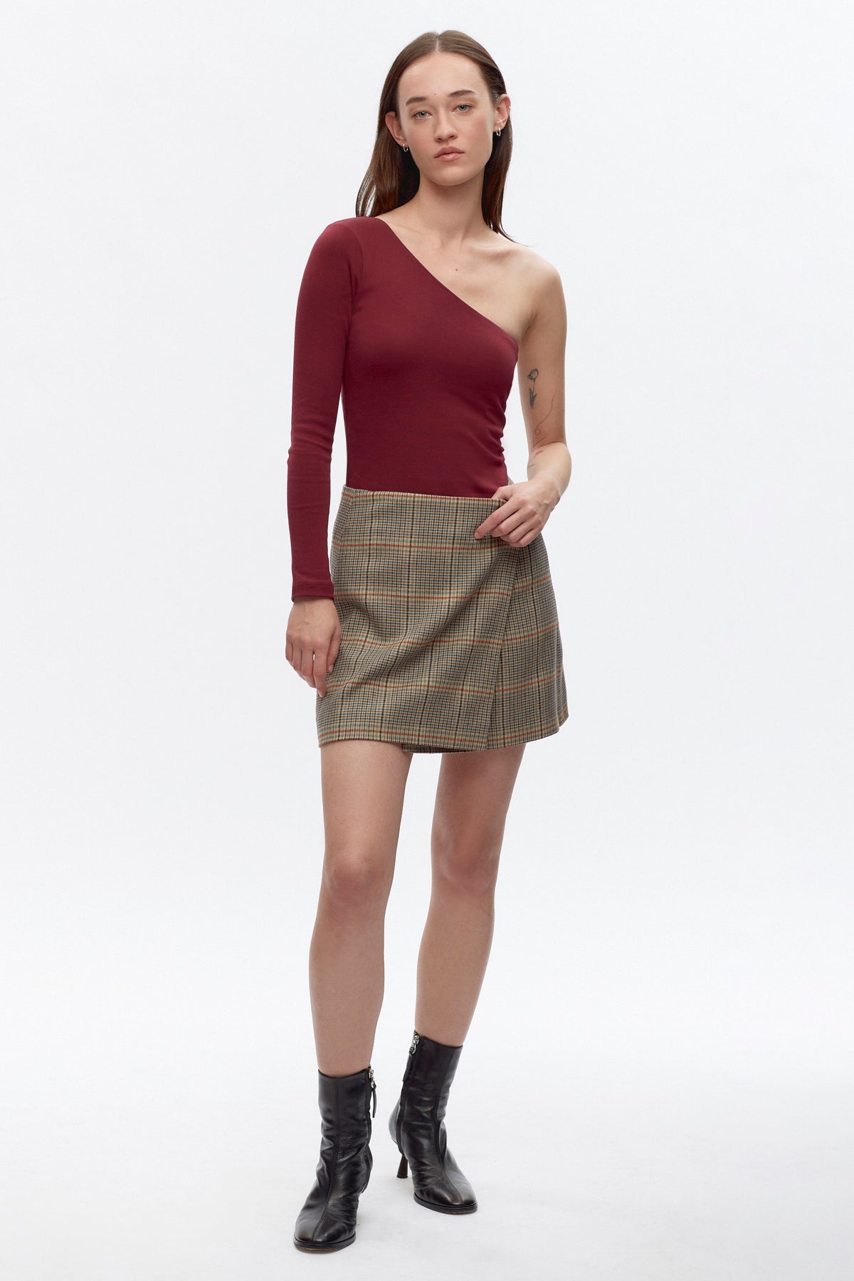 Elizabeth is 5’11" is a regular XS and is wearing an XS.