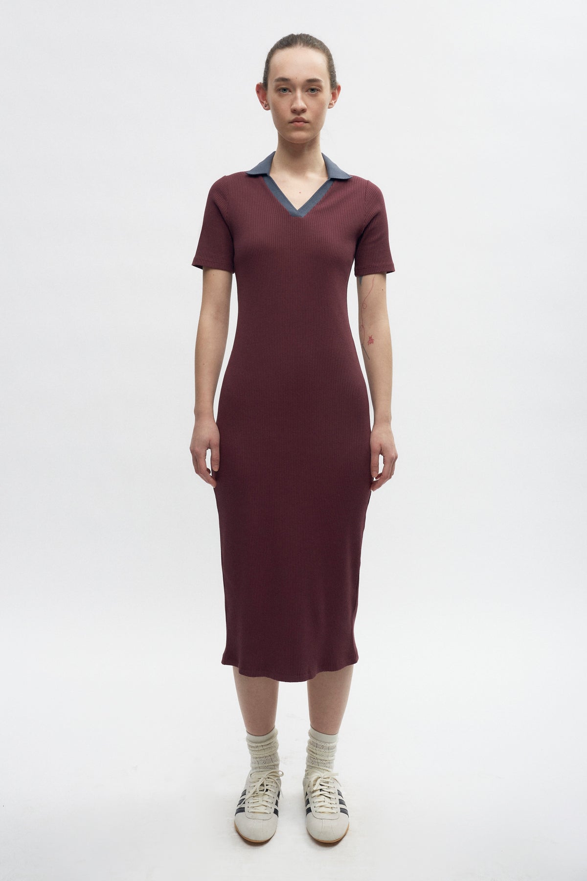 Elizabeth is 5’11" is a regular XS and is wearing an XS.
