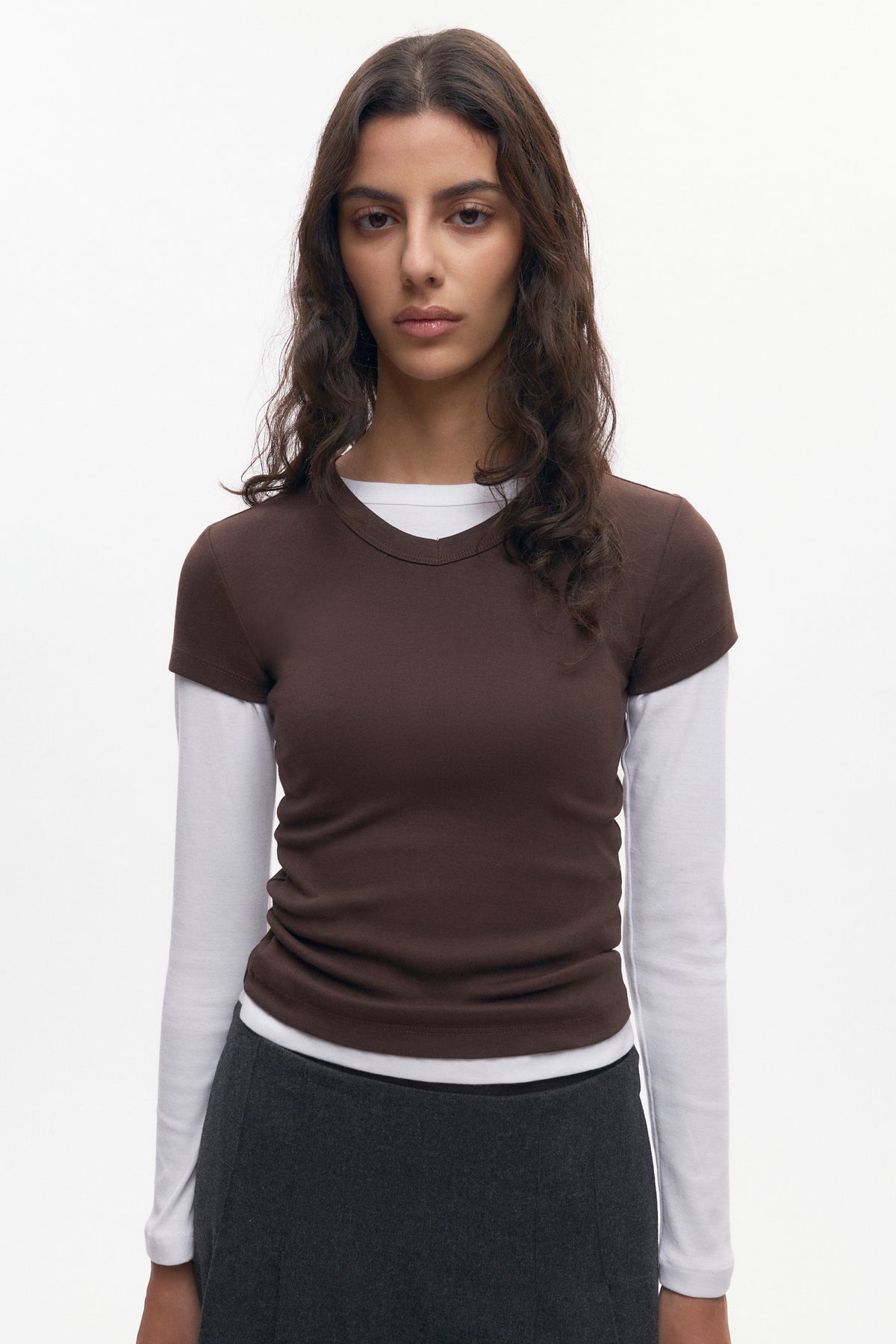 T-shirt à col en V haut pour femmes en graine de café
