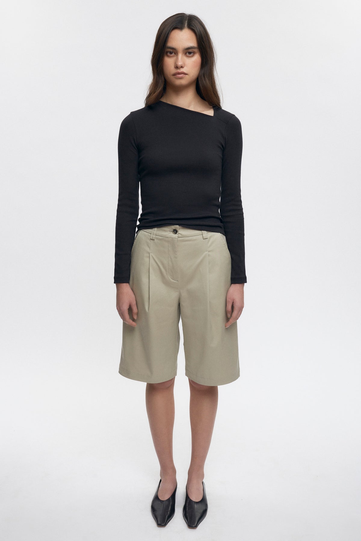 Michelle is 5’10” is a regular 4 and is wearing a 4.