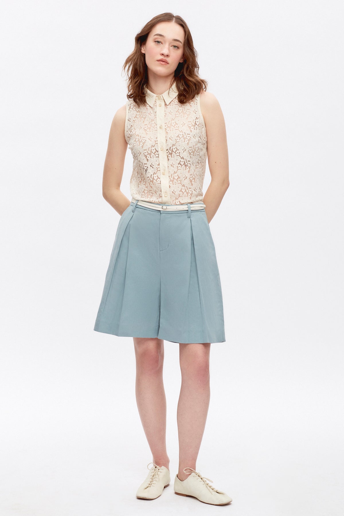 Elizabeth is 5.11" is a regular 25 and is wearing a 26.