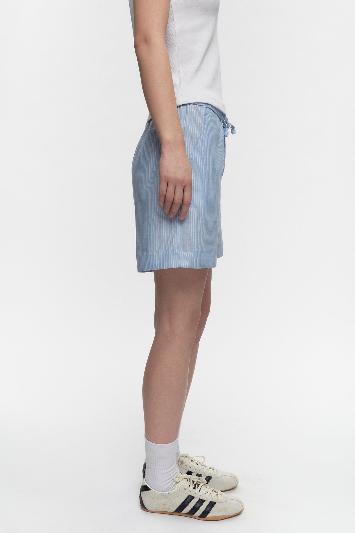 Short rayé Merire pour femme en rayures bleues