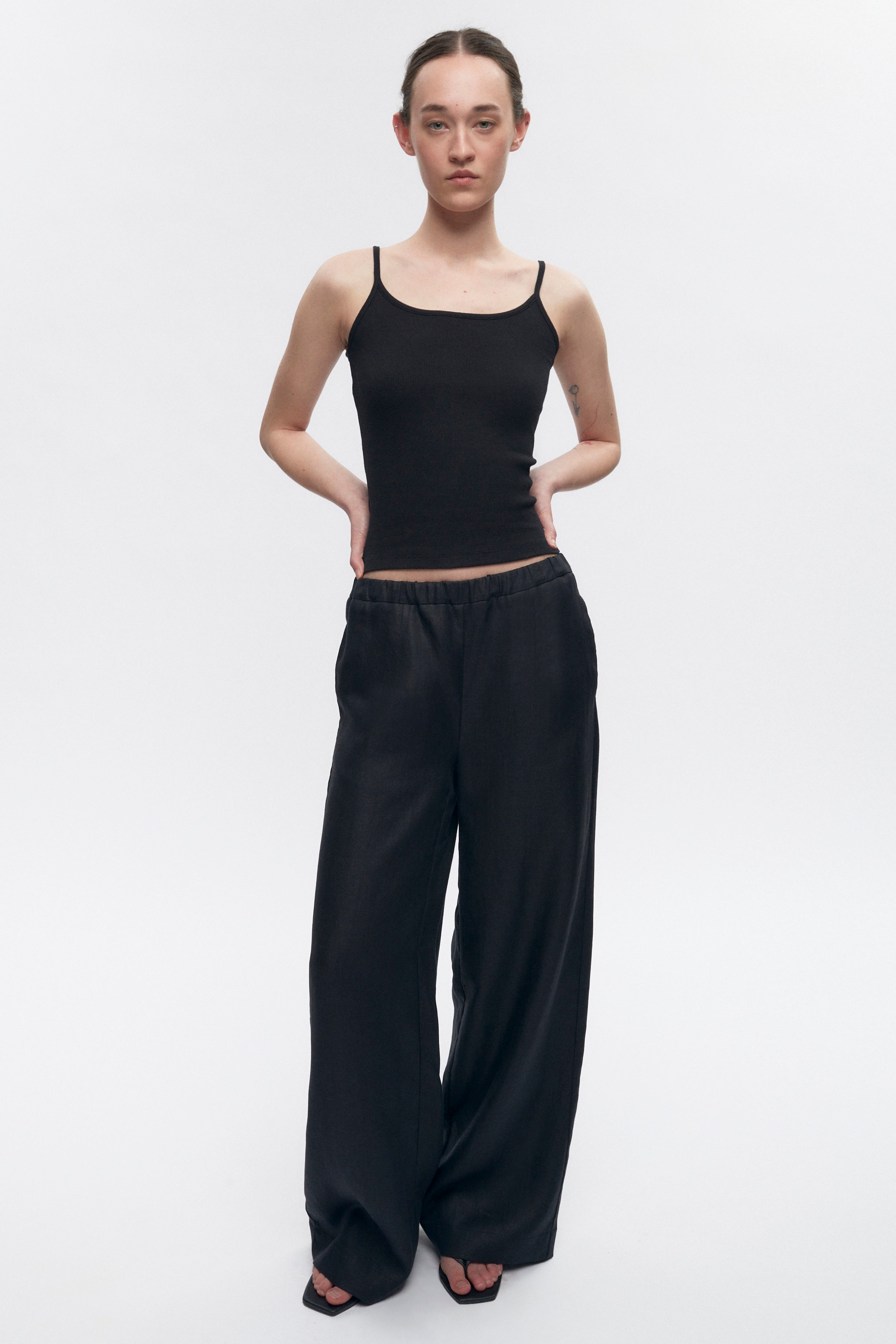 Women's Persea Linen Pull On Pants in Black