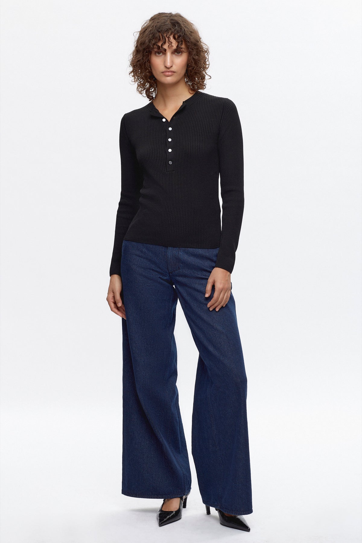 Francis is 5ft 9.5in, a regular size XS and wearing a XS.