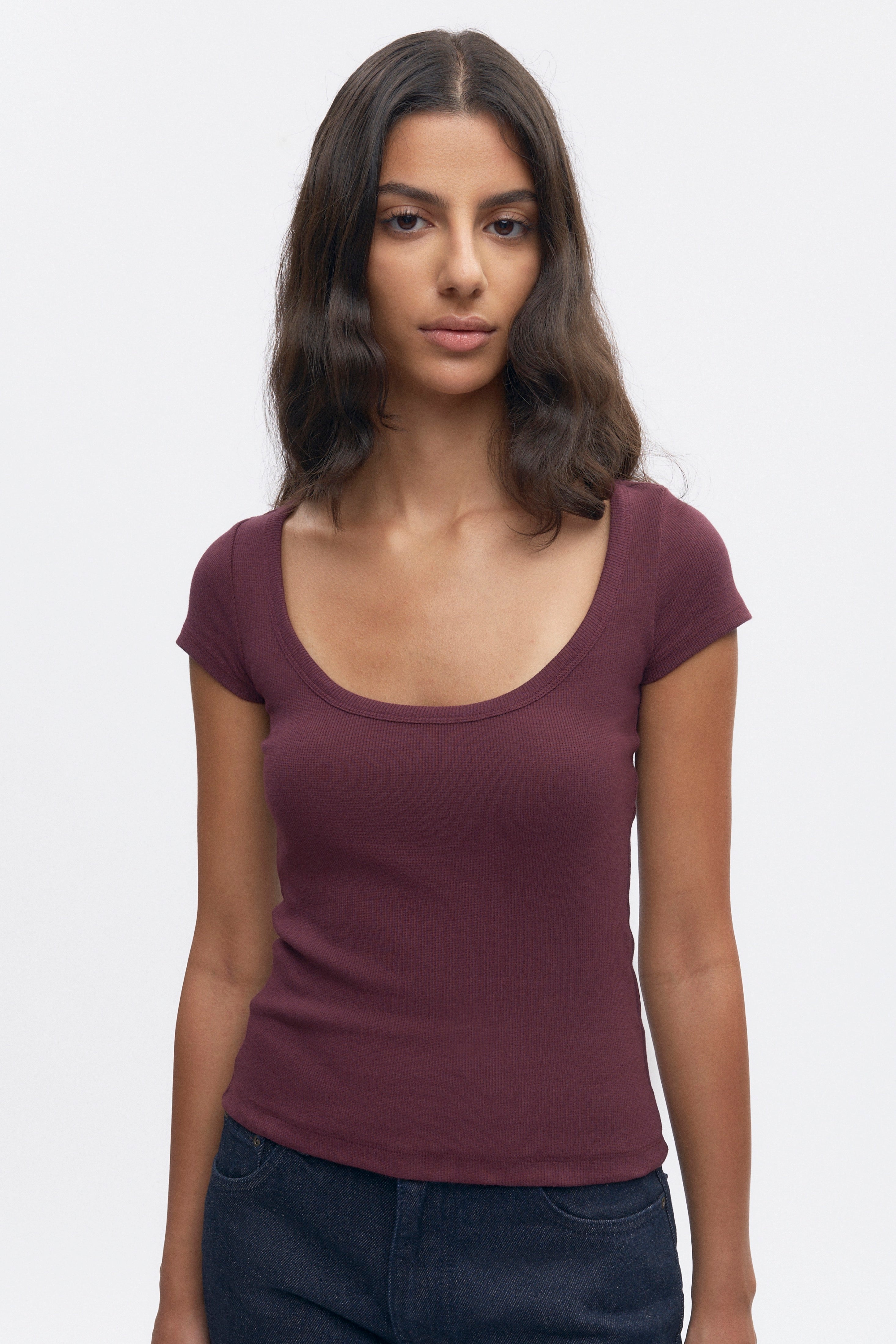 T-shirt à encolure dégagée pour femmes en prune