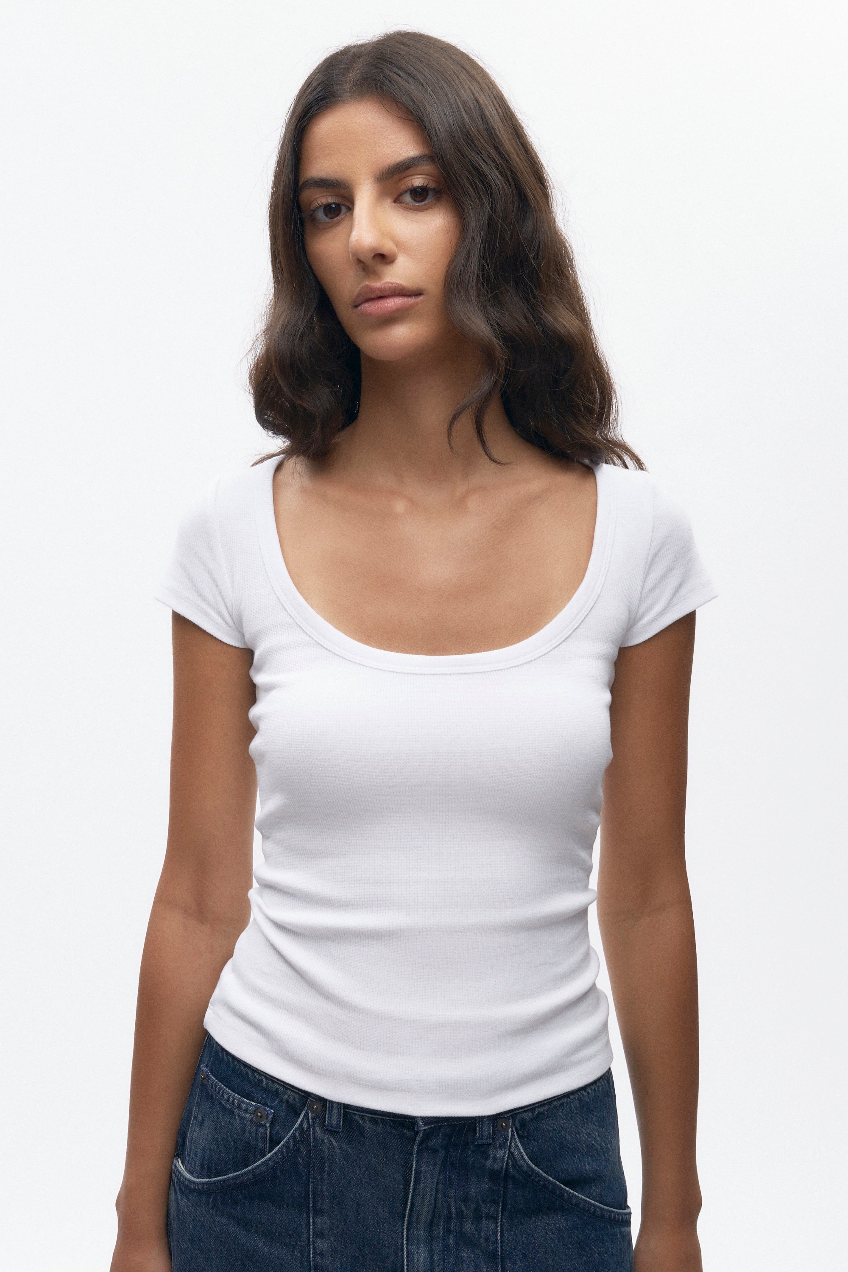 T-shirt à encolure dégagée pour femmes en blanc