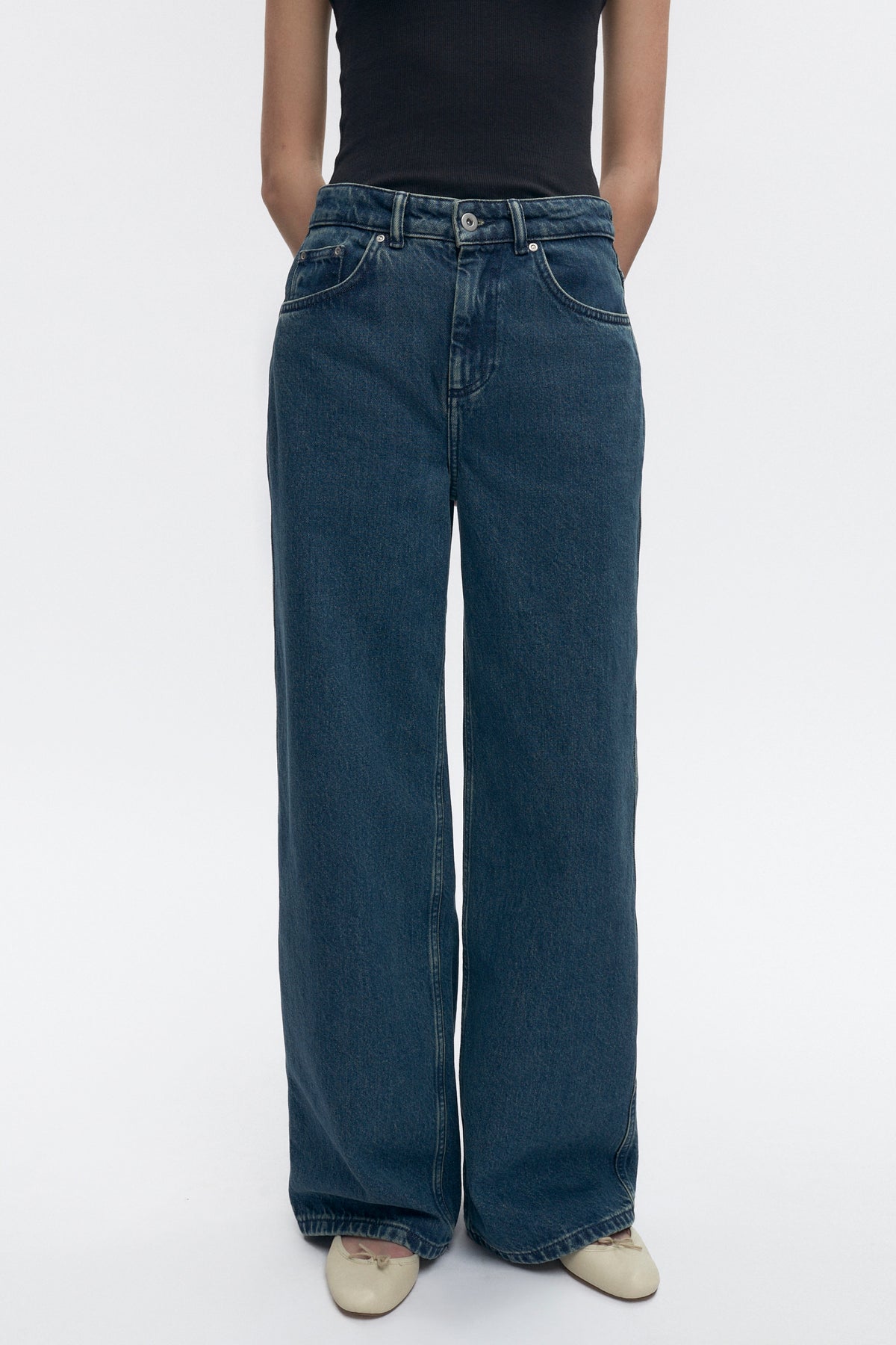 Kat is 5’8” is a regular 25 and is wearing a 25.
