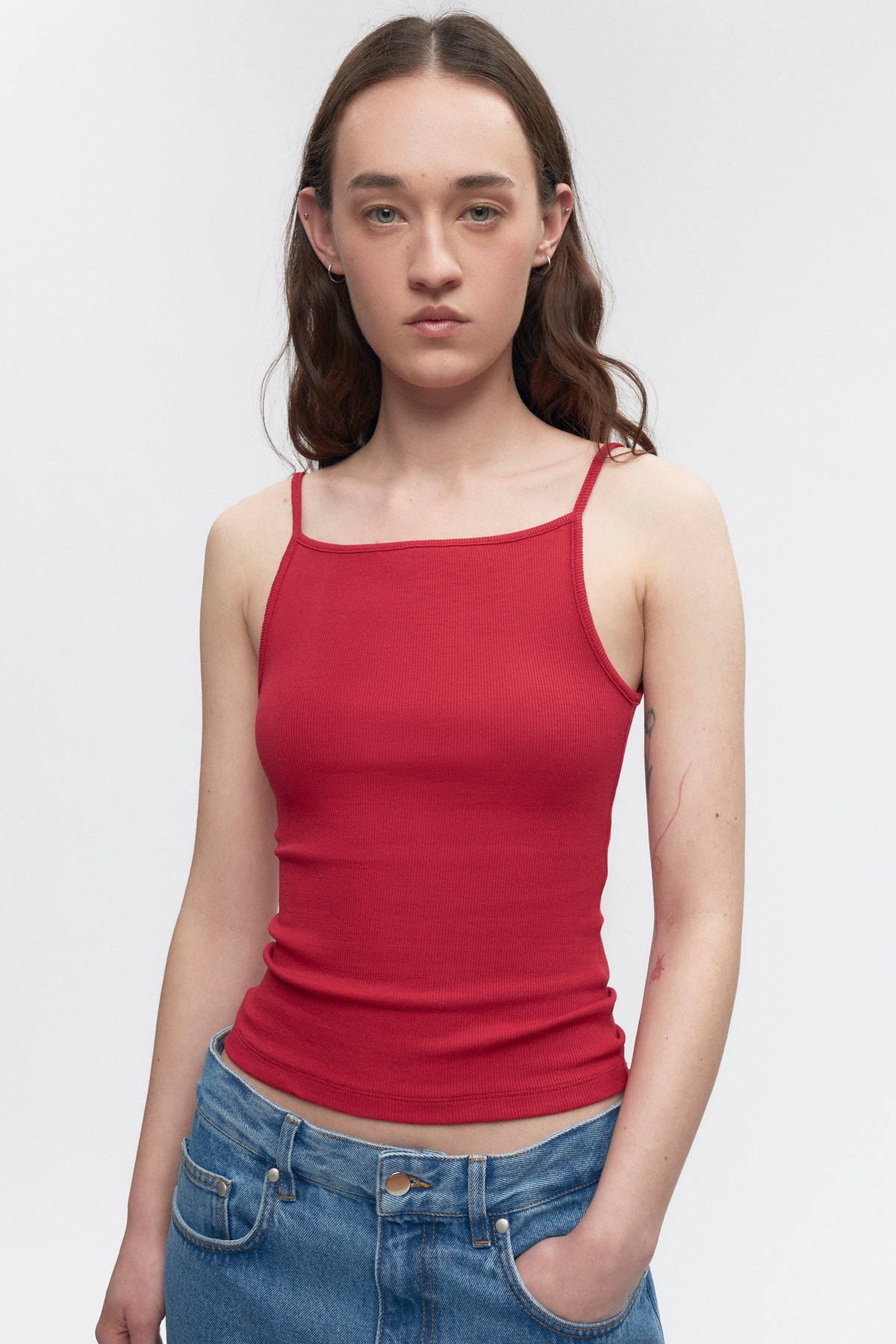 Elizabeth is 5’11" is a regular XS and is wearing an XS.