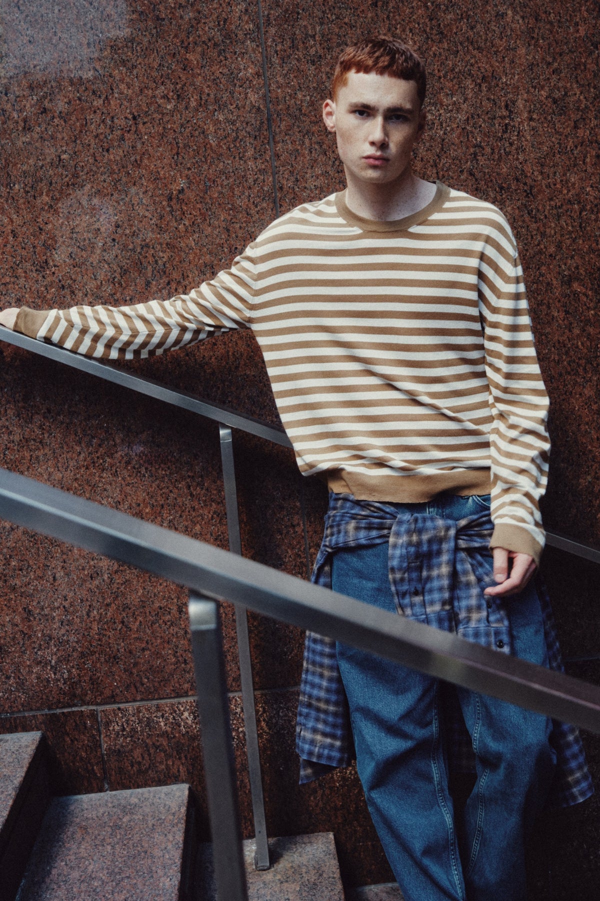 Pull à col rond léger pour homme en otter/Marshmallow Stripe