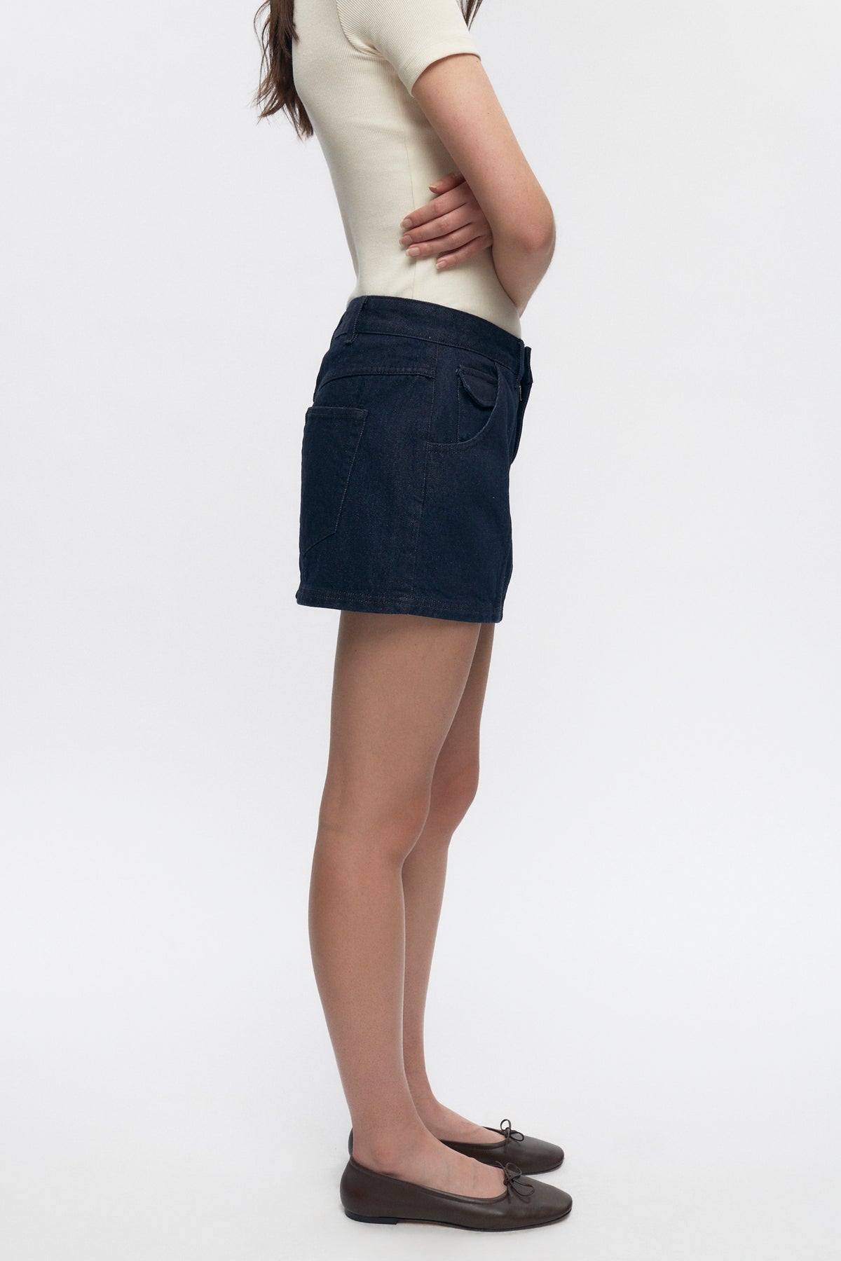 Mini denim utilitaire pour femmes en raw