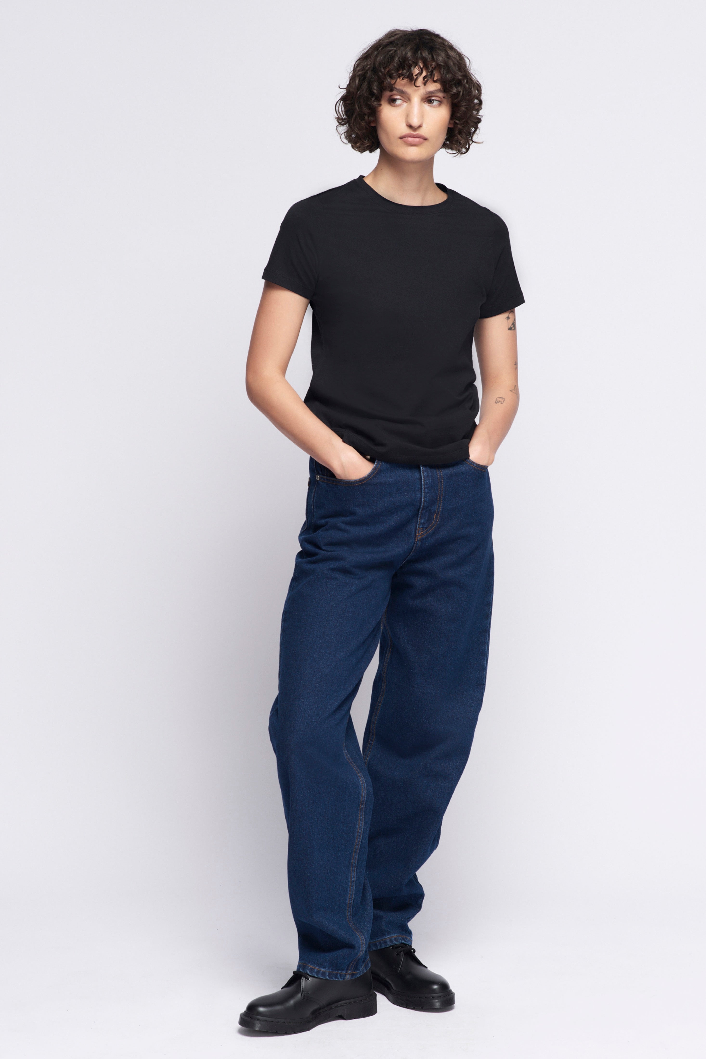 Pull ras du cou essentiel pour femme en noir